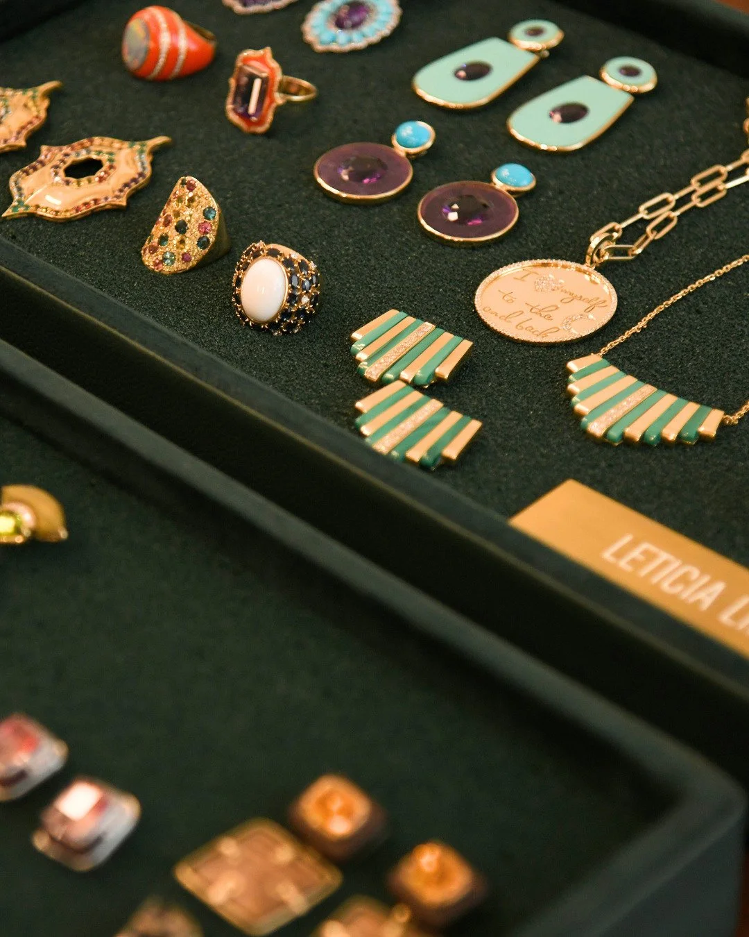 Na JULLS, cada detalhe passa pela nossa curadoria exclusiva: selecionamos designers autorais e pe&ccedil;as &uacute;nicas que traduzem identidade, estilo e exclusividade. 

&Eacute; esse olhar que nos permite abrir novos pontos de venda internacionai