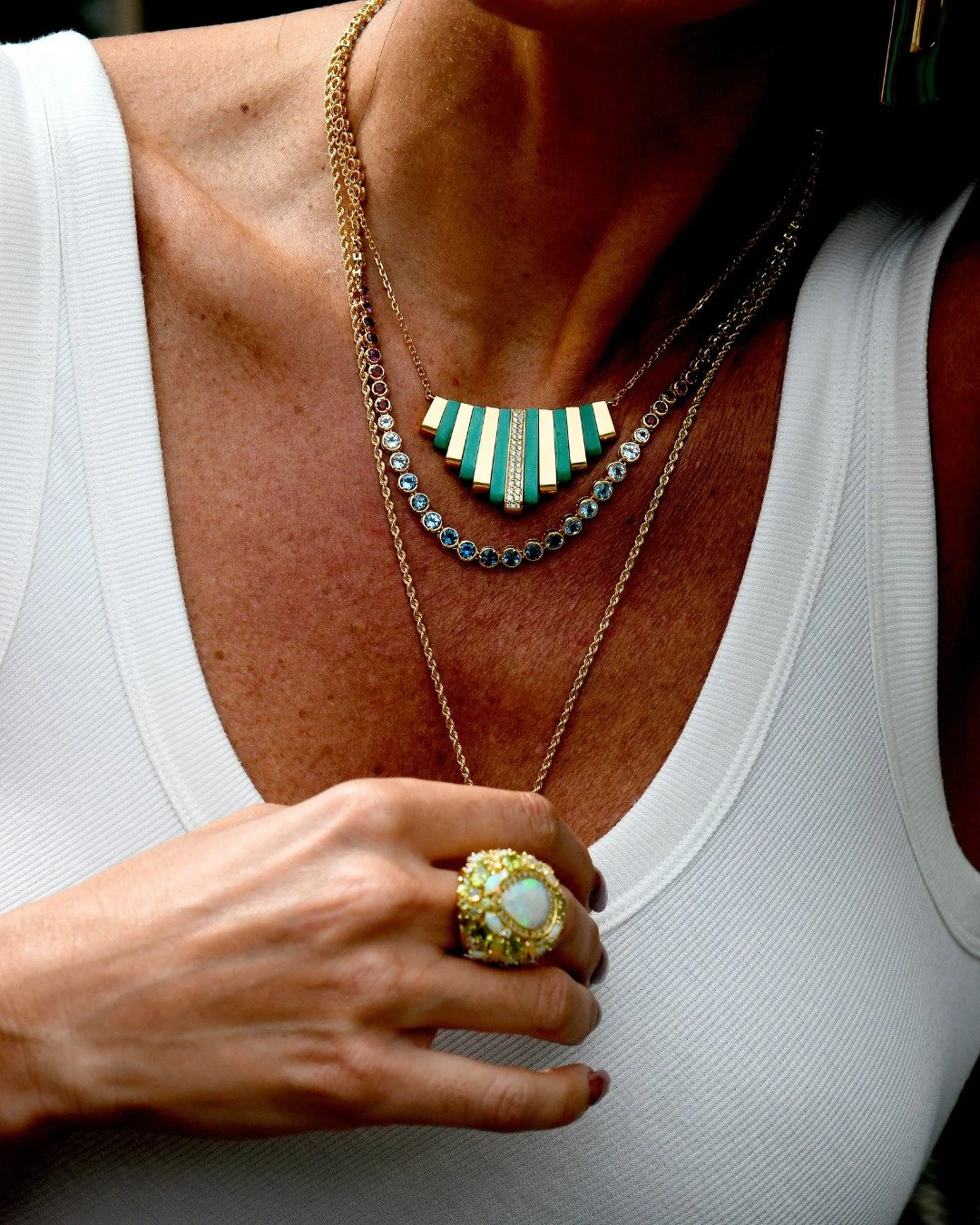 Mix and match even more!
Misturar joias e gemas coloridas nunca fez tanto sentido.

O JEWELRY ADVISOR te guia na apresenta&ccedil;&atilde;o da curadoria das joias autorais, na cria&ccedil;&atilde;o de stylings &uacute;nicos com elas at&eacute; &agrav