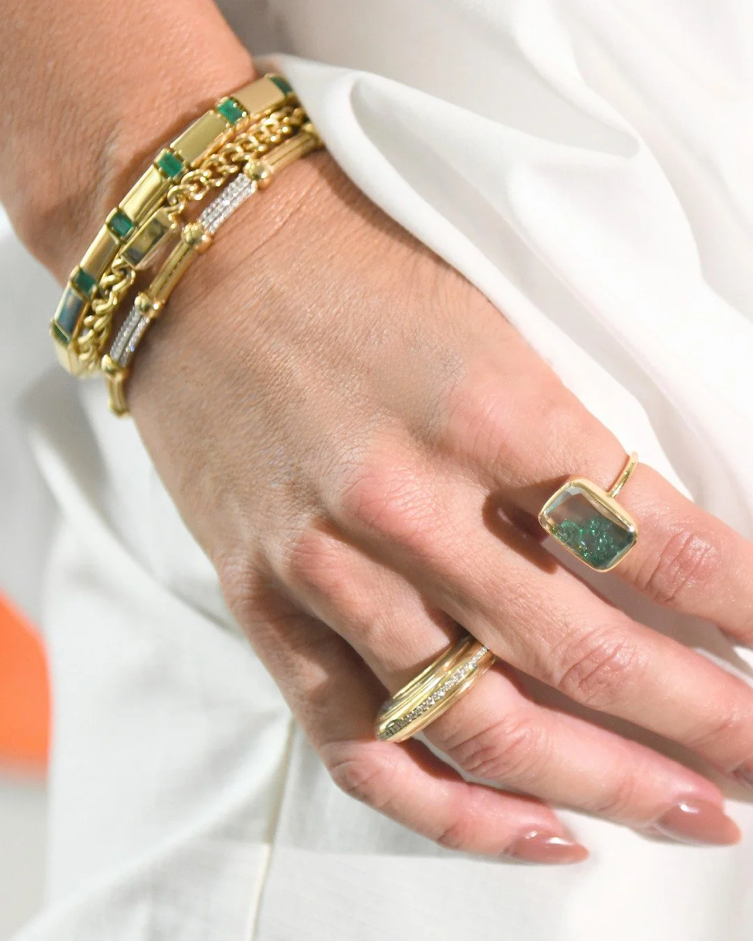 O styling da JULLS celebra o melhor do design autoral, mix de marcas e estilos: nossa curadoria re&uacute;ne diferentes marcas autorais para que voc&ecirc; possa explorar estilos, misturar cores e gemas, e descobrir novas formas de se expressar atrav