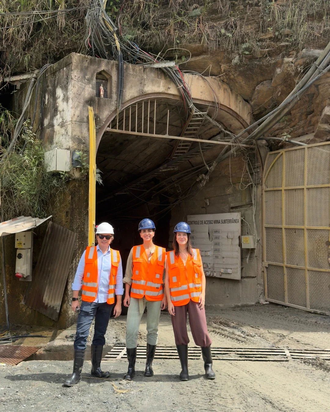 A 150 metros de profundidade, conhecemos uma paleta que s&oacute; a @belmont_emeralds &eacute; capaz de criar: verdes vibrantes, texturas brutas e camadas de tempo.
Na Belmont Emeralds, cada esmeralda percorre um caminho completo. Um processo integra