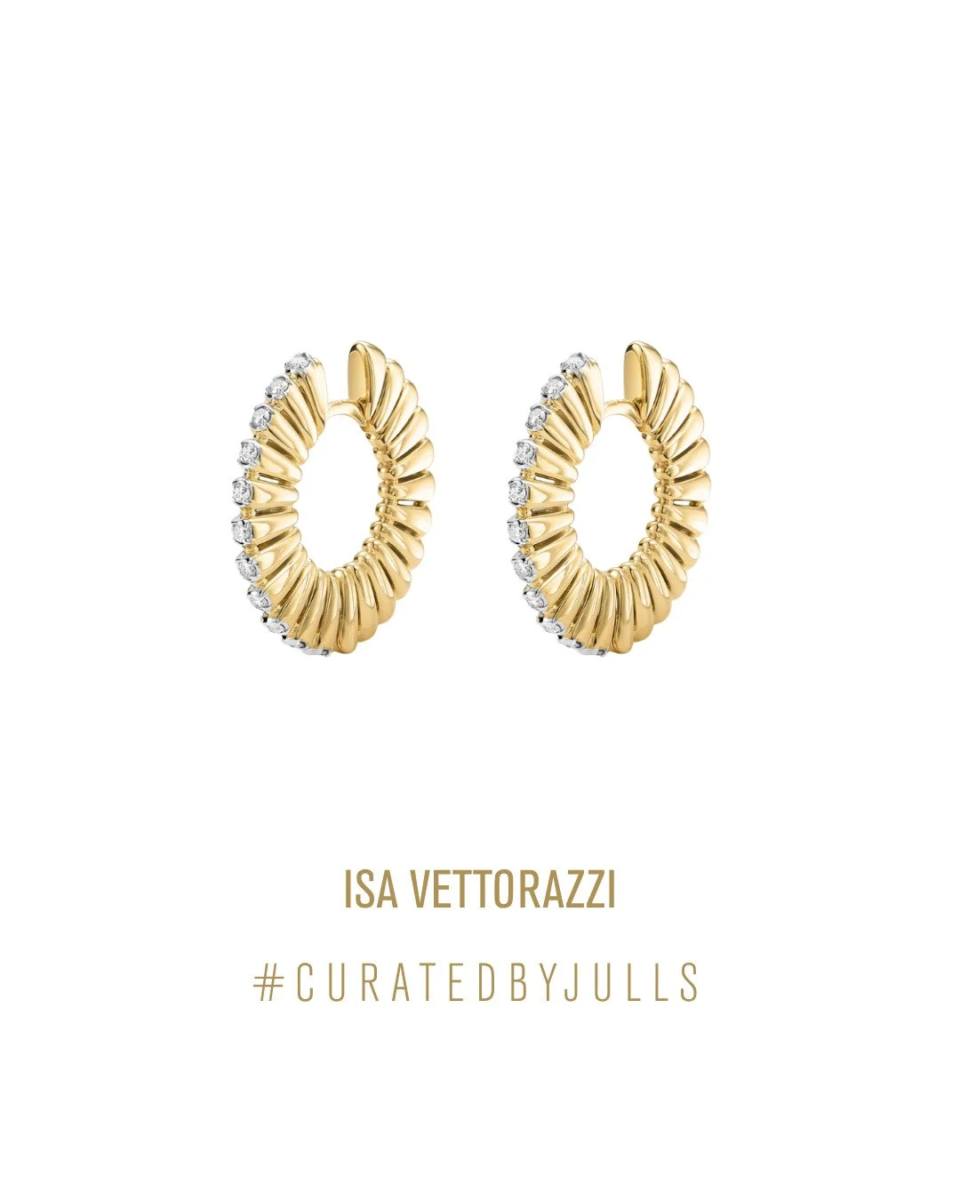 Argola Veredas em ouro amarelo 18K e diamantes #CuratedByJULLS
Este par de brincos da @isavettorazzijoias est&aacute; presente na curadoria internacional da JULLS na prestigiada @kirnazabete no SoHo, em Nova Iorque. Dispon&iacute;vel para compra via 