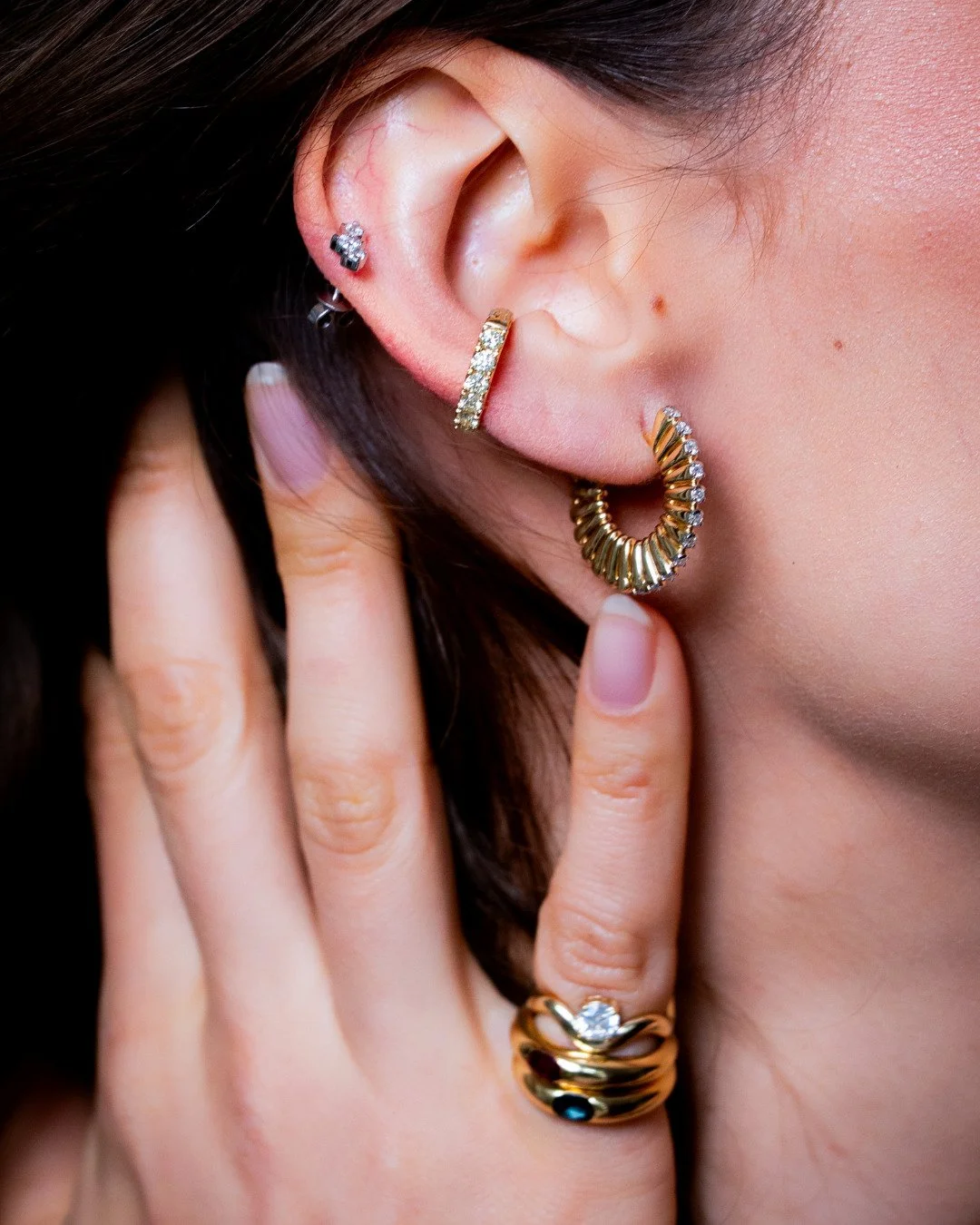 JULLS JEWELRY ADVISOR
Ear Styling &amp; Ring Stacking #CuratedByJULLS
Joias em ouro 18K e gemas preciosas. Para qualquer ocasi&atilde;o, do dia &agrave; noite.
SHOP NOW | (link na bio)
___

JULLS JEWELRY ADVISOR
Ear Styling &amp; Ring Stacking #Curat