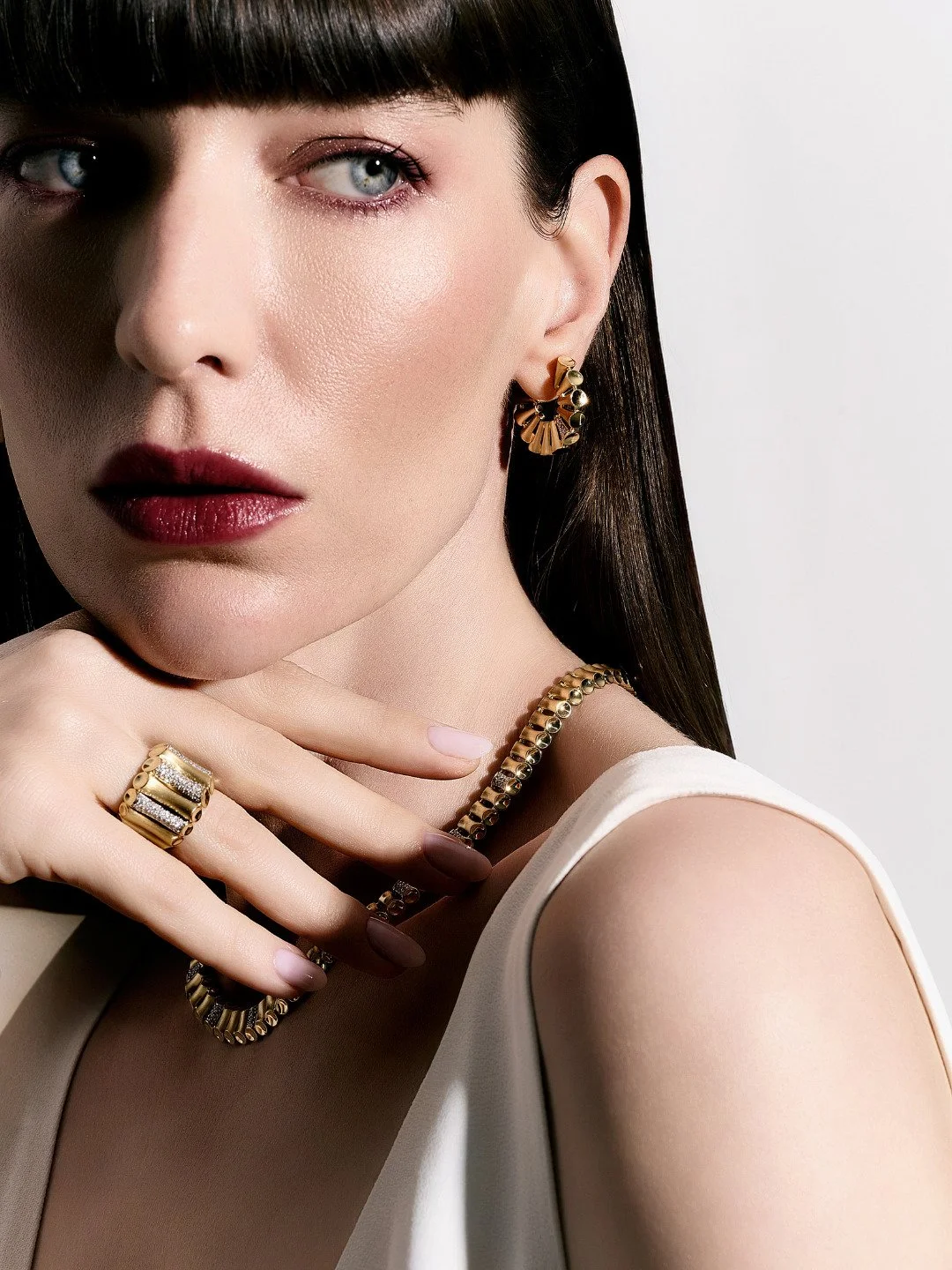 JULLS AT COUTURE @by_couture
Part of the JULLS curatorship, @isavettorazzijoias transforms family tradition into contemporary and timeless jewelry.
Creations that unite versatility, sophistication, and the beauty of diamonds #CuratedByJULLS. Follow a