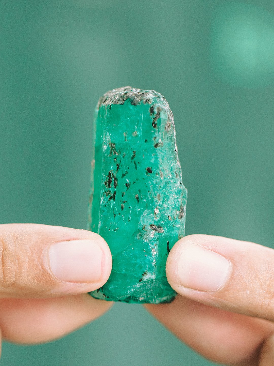 Brazilian Emeralds from @belmont_emeralds
The balance between a vibrant green color with a wide range of tones, excellent transparency, and high purity creates a unique identity for Brazilian emeralds. Located in Itabira, Minas Gerais, @belmont_emera