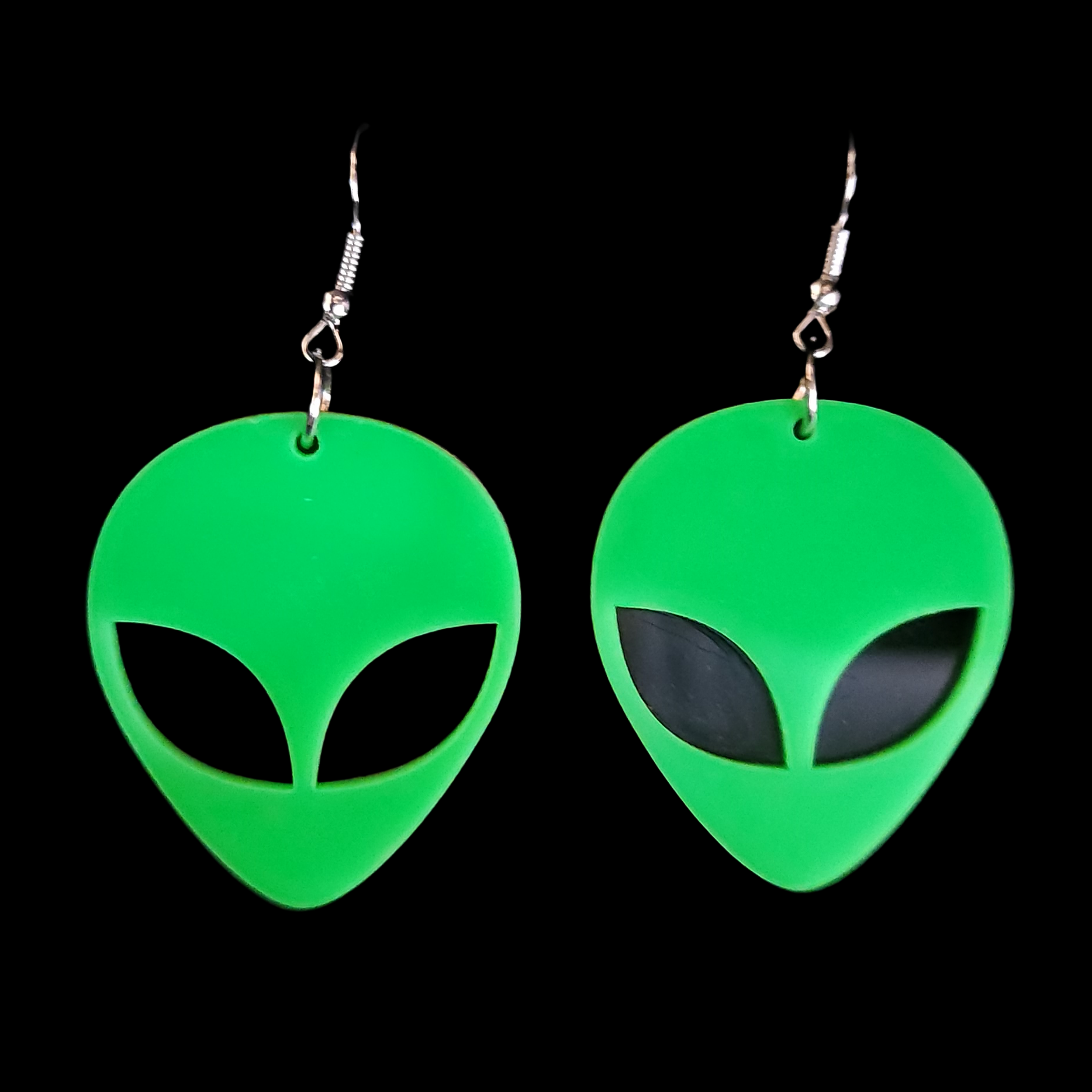 Green Alien Face Dangle Earrings – Retro Plastic Fun