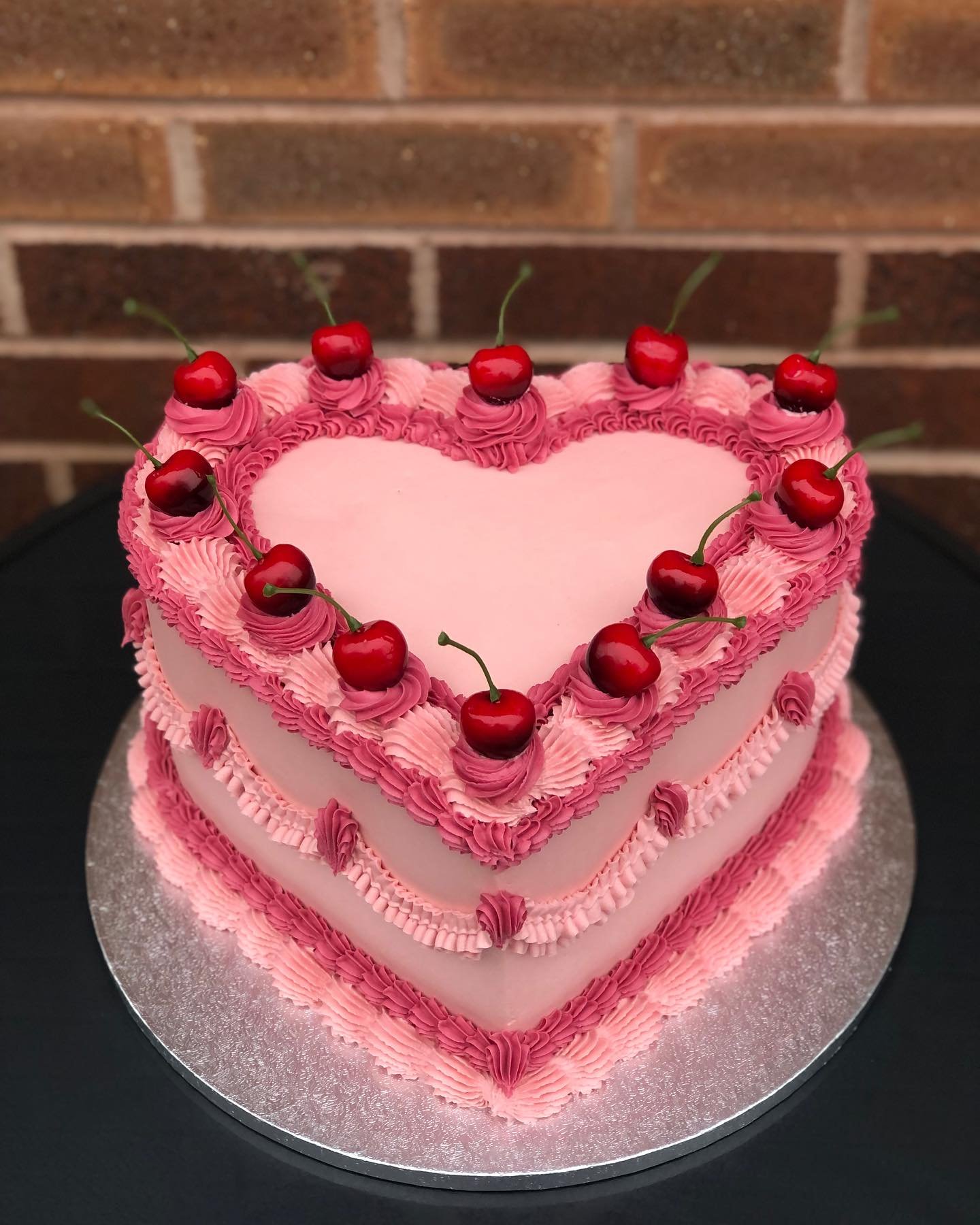 Just when I thought the heart cake trend couldn&rsquo;t get any better, we add cherries 🍒 I&rsquo;m OBSESSED!! 

Who has two thumbs and has ONLY JUST discovered &lsquo;portrait mode&rsquo; for taking cake pics (me, it&rsquo;s me🙋🏻&zwj;♀️)

A loooo