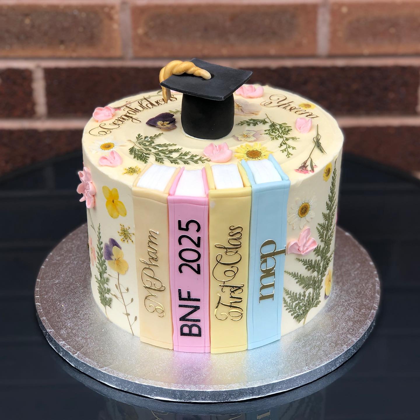 Mixing two of my favourite things - cakes and books!! 🎂📚 

Loved creating this cake with the book effect on the side 😍 it did take me bloody ages so maybeeeee don&rsquo;t ask me to do it again 😂😂

So many graduation orders recently, massive cong