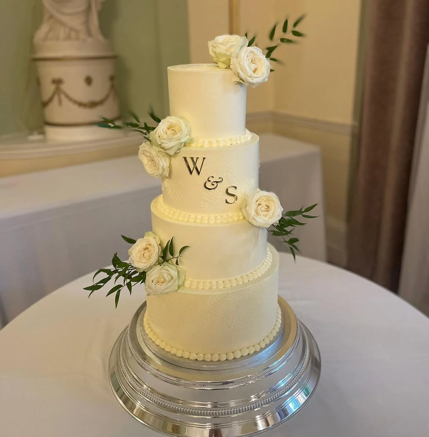 Loved making this 4 tier beauty! 🥰🤍

However, setting up in 30+ degree heat wasn&rsquo;t my most favouriteeeeee thing in the world😂☀️

Delivered to @thecityroomsleic, such a lovely venue! 
Stunning acrylic letters by @papercelebration 🩷

#cake #w