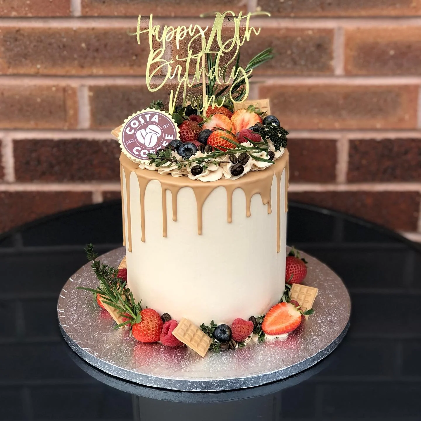 🍓🫐☕️ Loved making this cake for a Costa coffee lover! ☕️🫐🍓

#cake #costa #birthday #happybirthday #francescascakecompany #shoplocal #cakesofinstagram #cakesofig #cakedesign #cakemaker #baker #baking #loughborough #leicester #birthdaycake #caketop