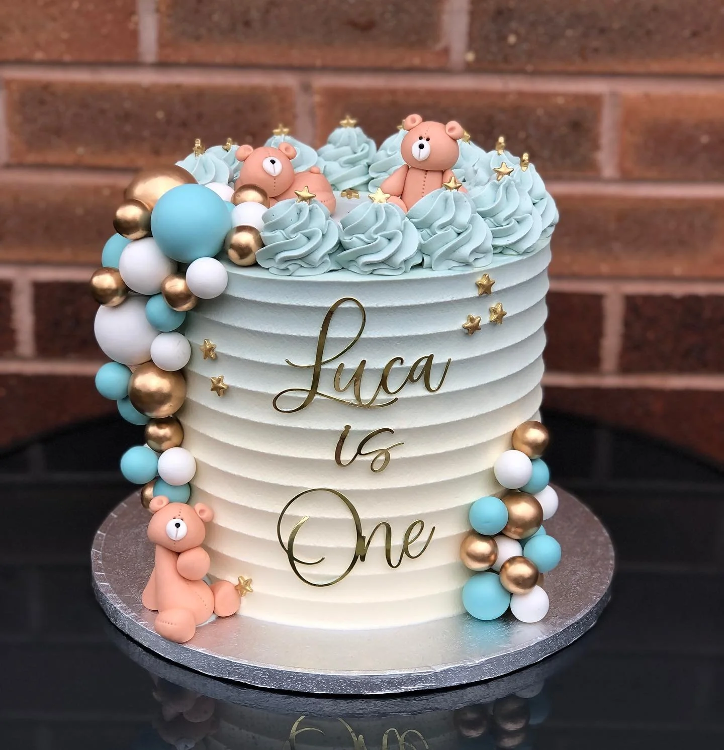 This cake only left the Francesca&rsquo;s Cake Company kitchen a few days ago but I couldn&rsquo;t wait to post it 🥹💙

Luca&rsquo;s Beary First Birthday!💙

#cake #francescascakecompany #birthday #birthdaycake #1stbirthday #caketopper #cakesuk #sho