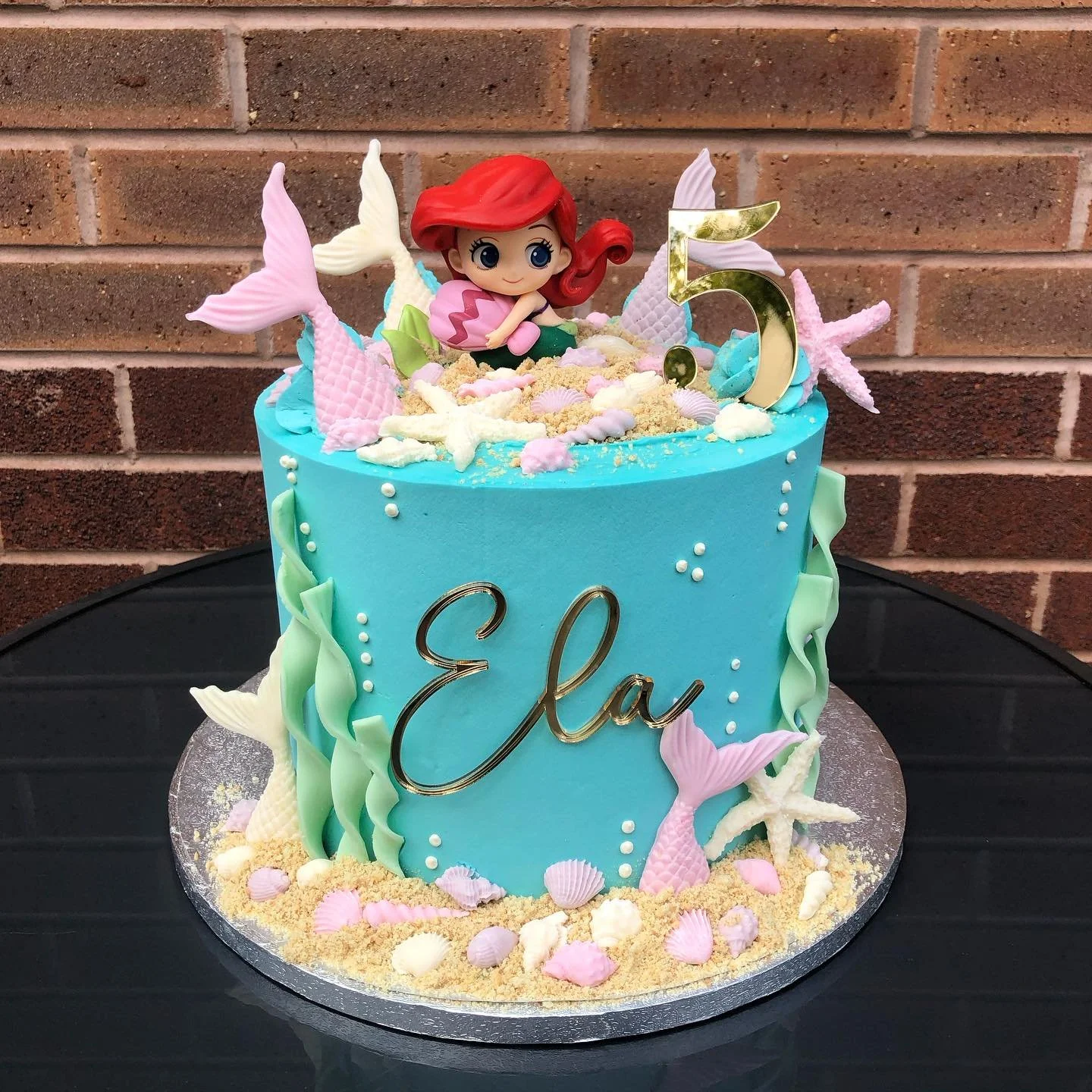Sticking with the Ariel theme from my last post! 🧜&zwj;♀️🌊🐚

Ariel figurine and the acrylic toppers were provided by my lovely customer 🩷