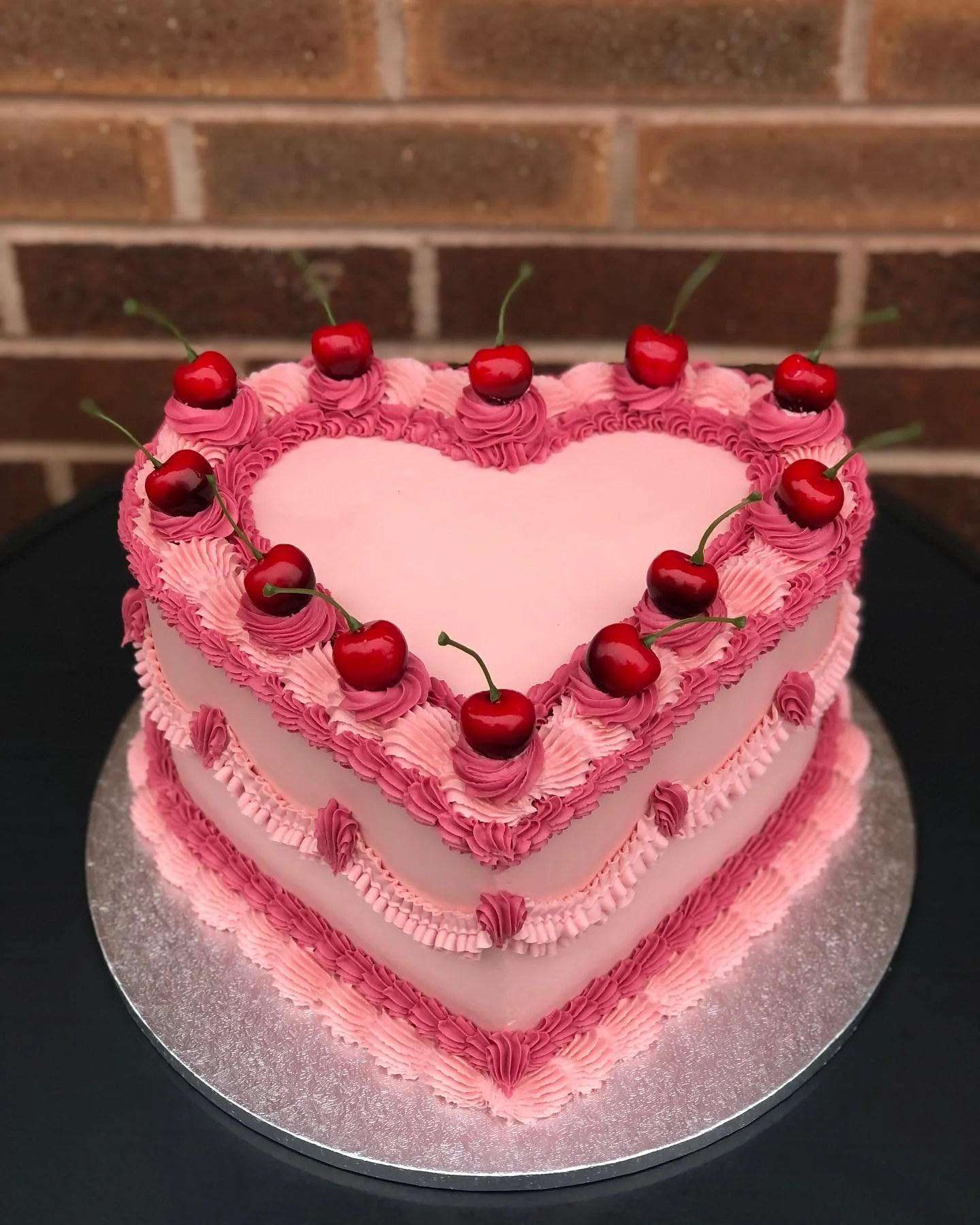 Just when I thought the heart cake trend couldn&rsquo;t get any better, we add cherries 🍒 I&rsquo;m OBSESSED!! 

Who has two thumbs and has ONLY JUST discovered &lsquo;portrait mode&rsquo; for taking cake pics (me, it&rsquo;s me🙋🏻&zwj;♀️)

A loooo
