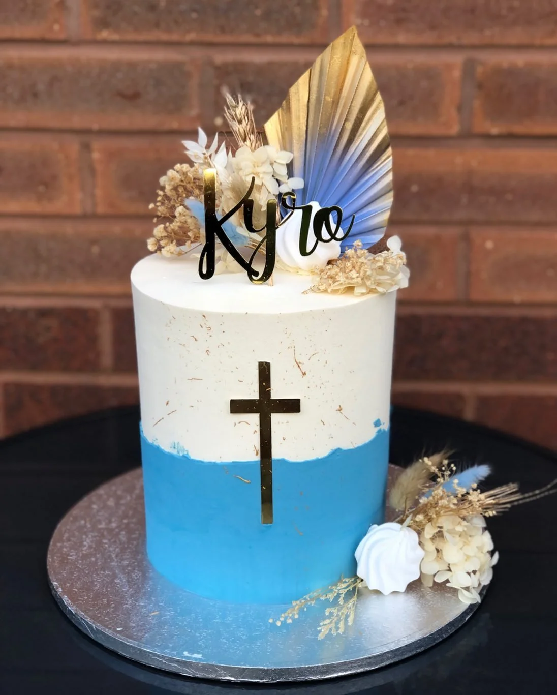 💙🤍

Can we take a moment for that sharp buttercream edge though 😍🫨

#cake #francescascakecompany #christeningcake #christening #cakesofinstagram