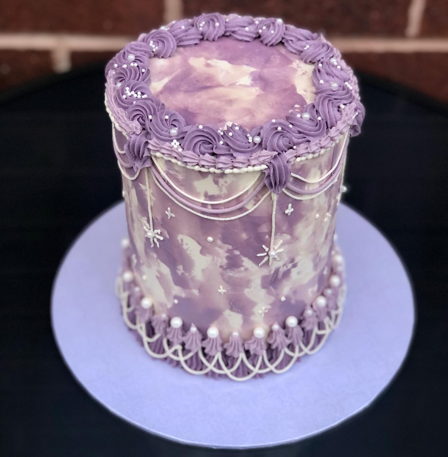 Now thisssss is the cake of my dreams 🥹💜☁️✨

Piping all the buttercream details is so calming, I think it&rsquo;s the only time my brain actually shuts up for a while 😂😭

Oreo sponge, vanilla buttercream and biscoff filling 😍

#cake #francescasc