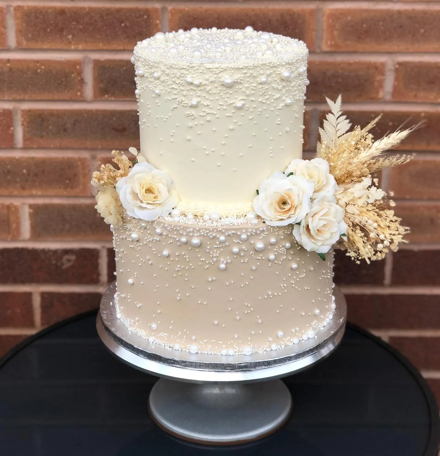 The hours spent individually placing each pearl sprinkle definitely paid off on this two tier beauty 😍 

I&rsquo;ve been posting reminders on my story but just to put it in a post as well, I&rsquo;ll be away from 12th-30th March, I won&rsquo;t be an