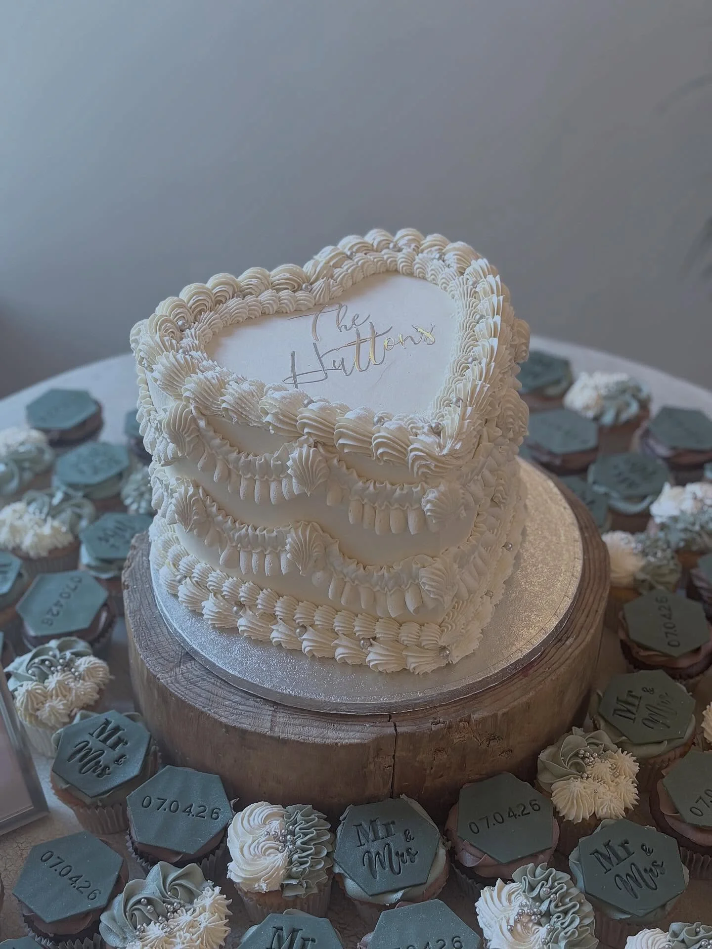 Oh how I love a vintage piped cake 🥰🤍

Absolutely loved creating this wedding set up the other week at @mythebarnweddings with the vintage cake, and cupcakes to match the decor and bridesmaids colours 😍🥹

#cake #francescascakecompany #weddingcake