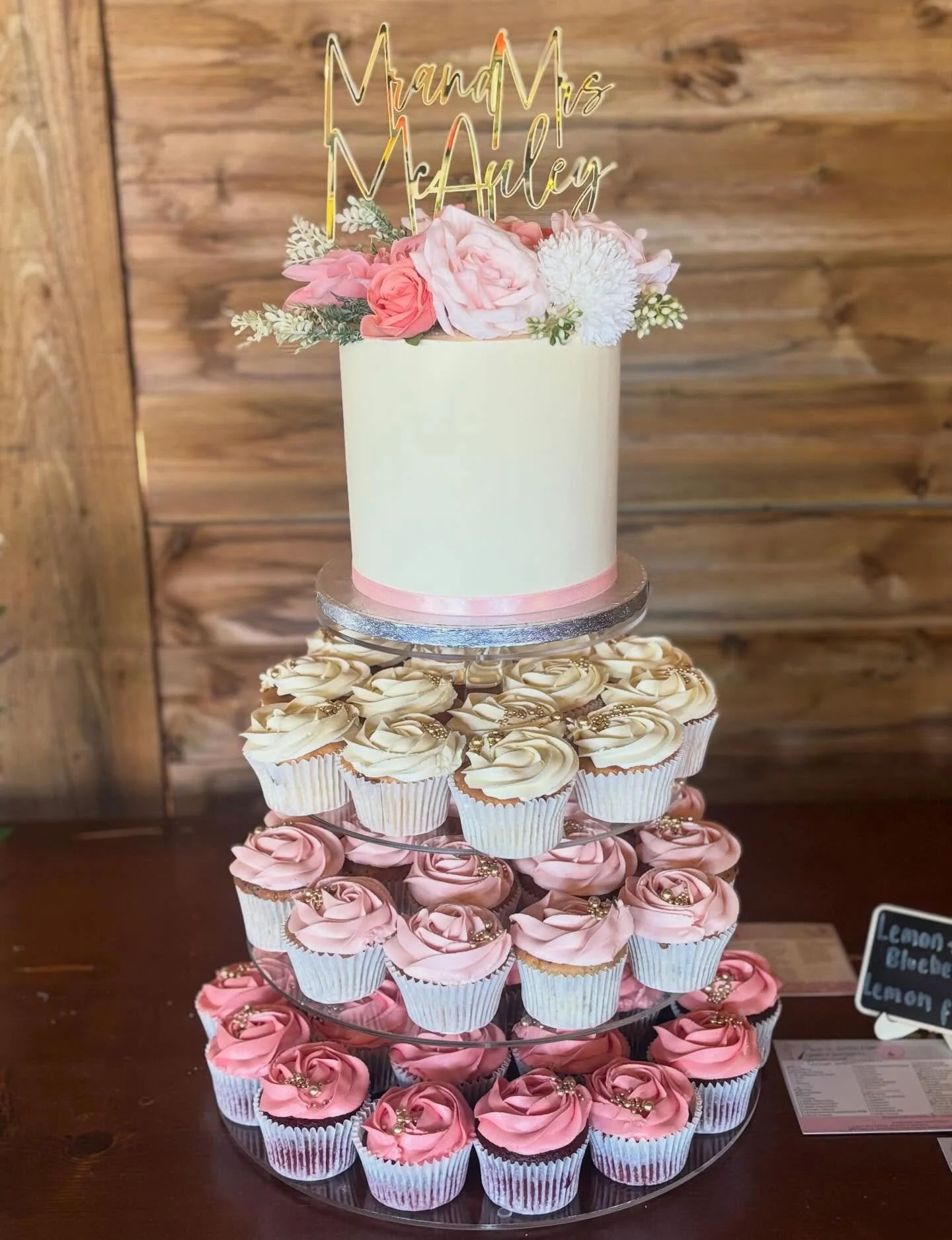 Oh how dreamy is this cake and cupcake set-up from a couple weeks back 🤍💗🩷

A great way to give your guests a mix of cake flavours 🤤🥰

#cake #cupcakes #francescascakecompany #weddingcake #wedding
