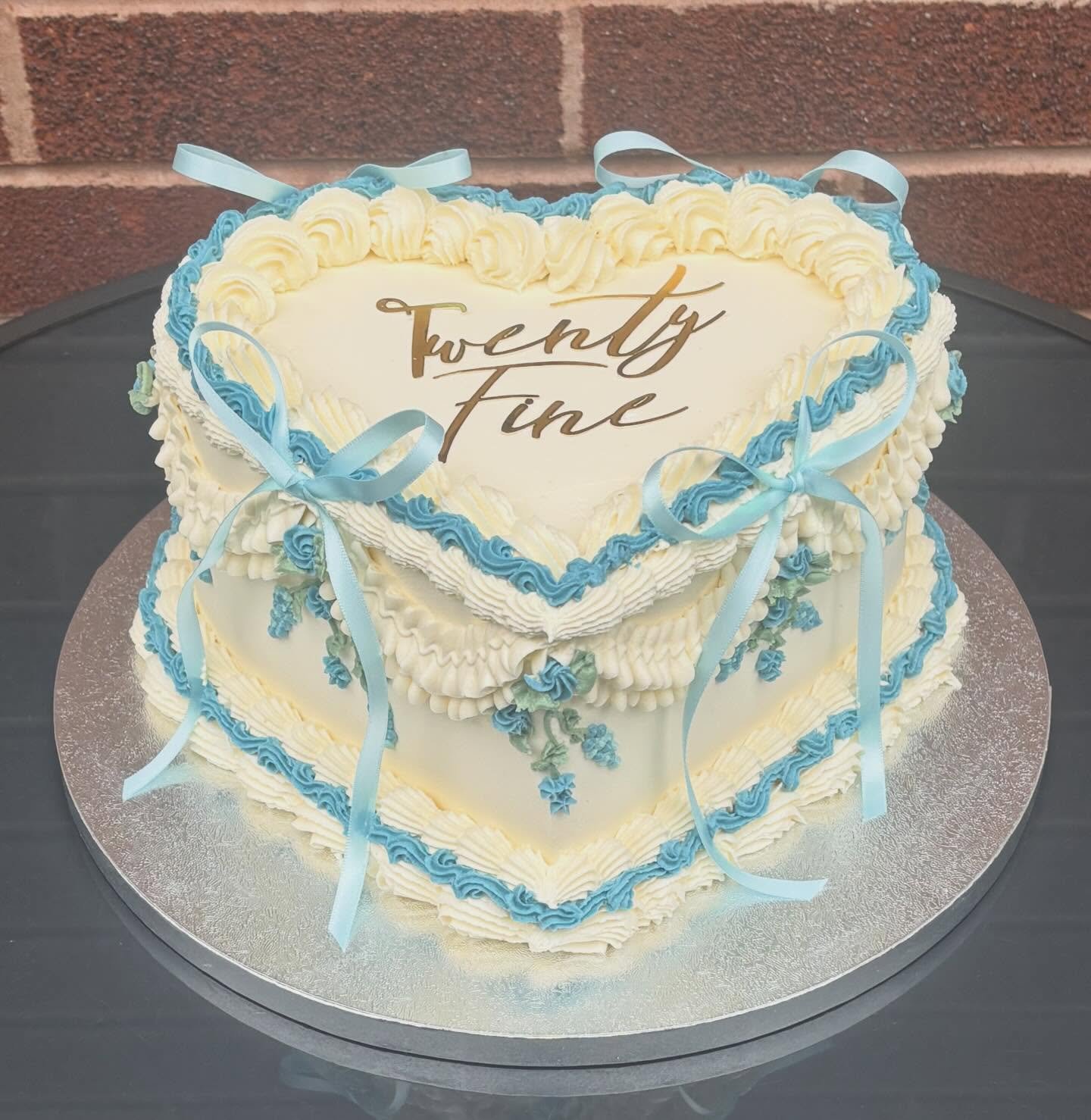 I made my besties birthday cake 🥹💙
Over 15 years of friendship, matching Gemini tattoos, and too many inside jokes to count 🤣
Always such an honour to make cakes for the people I love 🥹

The big 3 0 next year! @ellsnart 😏

#cake #birthday #franc