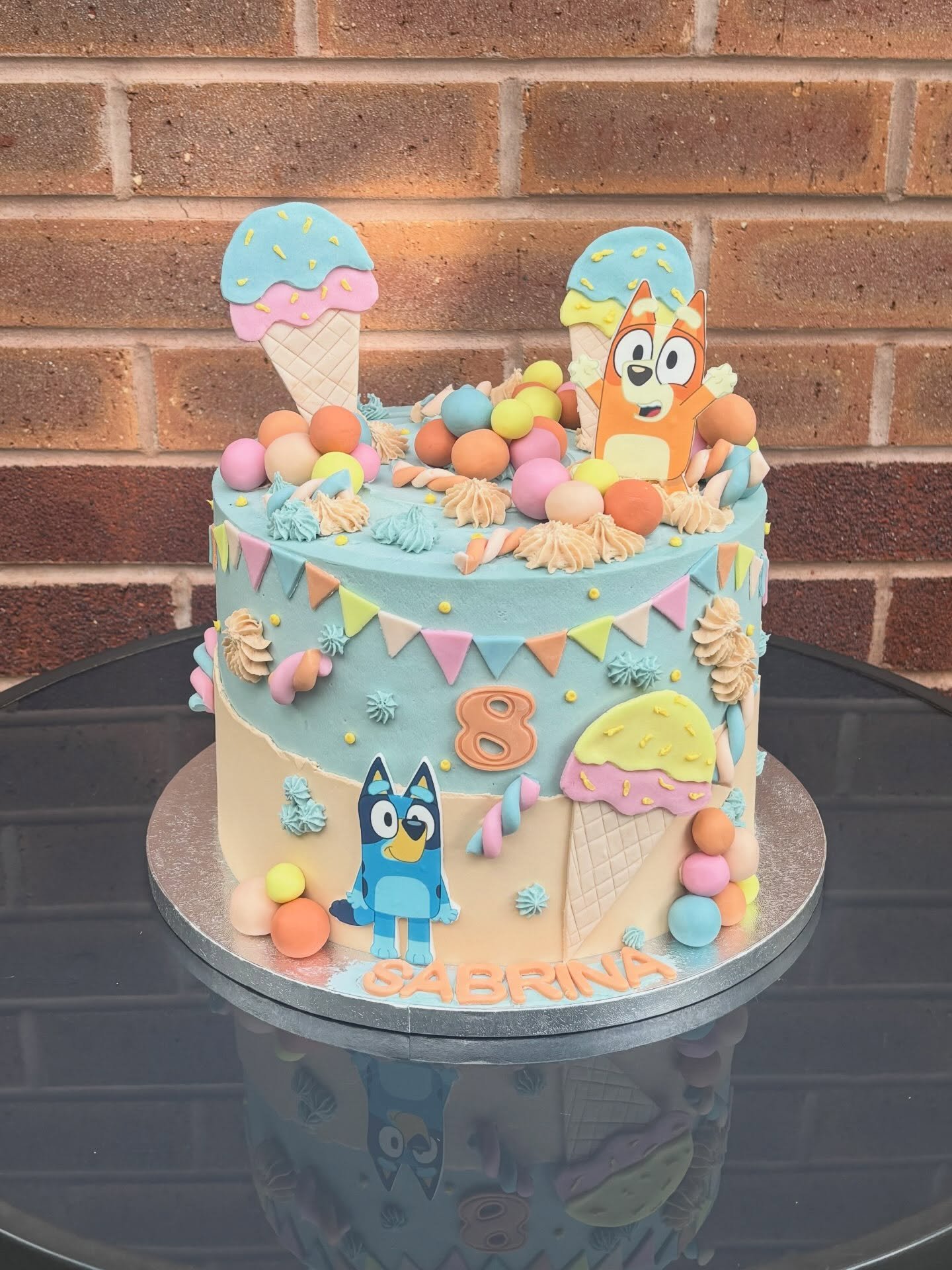 Bluey &amp; Bingo 💙🧡

Loved making this pastel themed Bluey cake! 

Always so lovely to bump into @snapcrackle_and_pop on cake deliveries as well, her work is just stunning 😍🩷
Swipe to see the beautiful display ➡️

#cake #bluey #francescascakecom