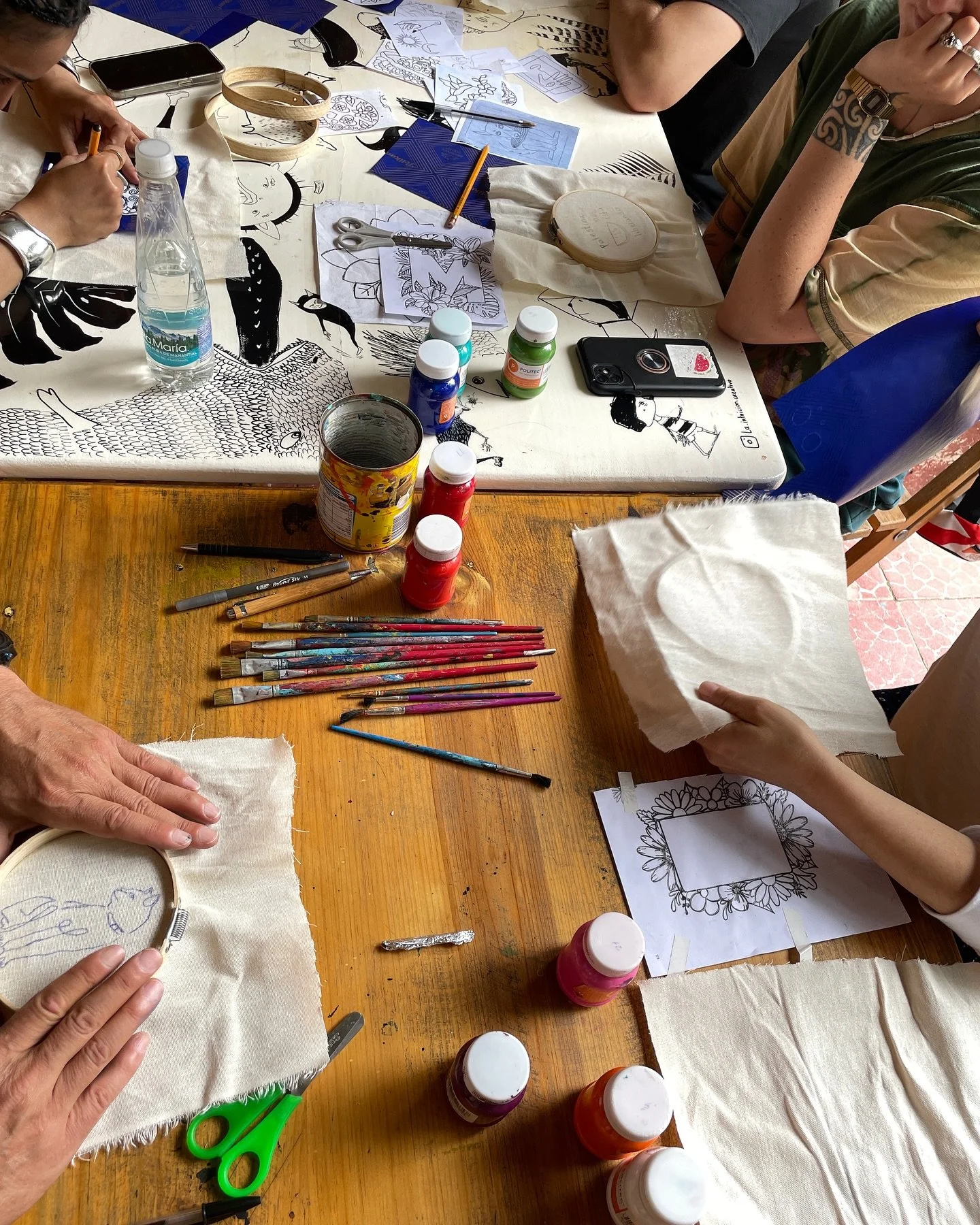 D&iacute;a de clase de bordado &iquest;t&uacute; que bordar&iacute;as? Nosotros definitivamente un retrato de Papona 🙂&zwj;↕️🐈

#languageschool #spanishschool #escueladeespa&ntilde;ol