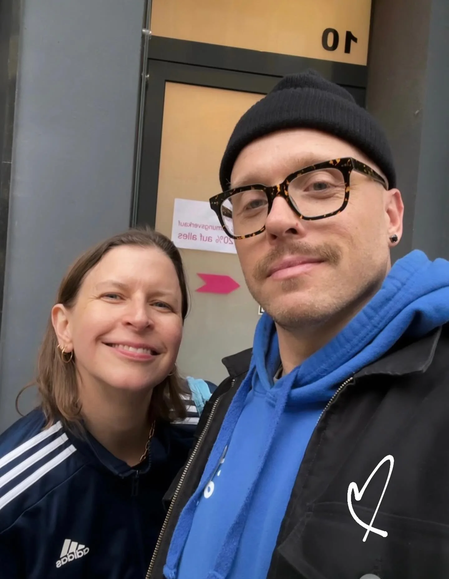 Na!
Na! Er hat&rsquo;s geschafft!
#aszurebartonandartists