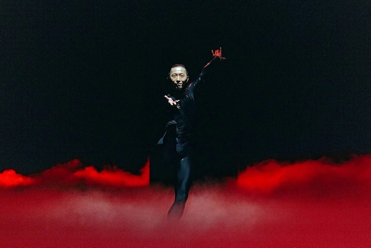 Hope
Wei Wang in Aszure Barton and Floating Points&rsquo; Mere Mortals. Production Design &amp; Visuals: Hamill Industries &mdash; Costumes: Michelle Jank. Lighting Design: Jim French. Collaborative Assistant: James Gregg // &copy; San Francisco Ball