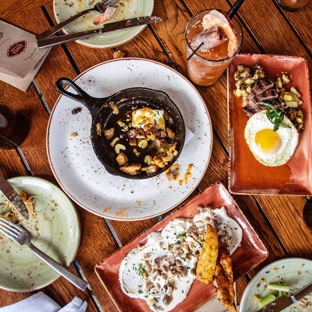 When it comes to eating 80-20, Sunday brunch usually falls into the 20% for me. And I'm OK with that! Gypsy Kitchen (@gypsykitchenatl) has a new brunch service, and it is 👌🤤 If you're nursing a hangover on a Sunday morning, get you some poutine and