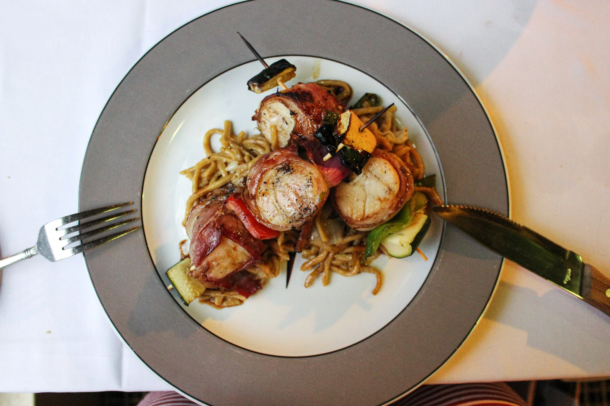 Bacon-wrapped scallops at Trader Vic’s (c) Anna Lanfreschi
