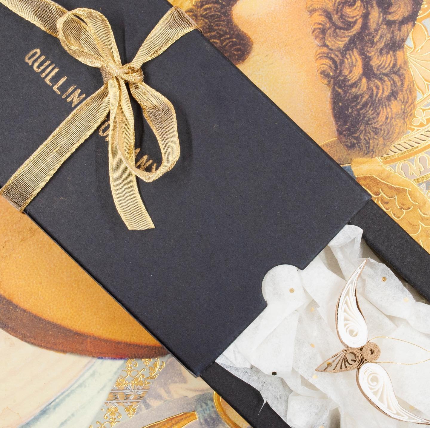 Box for 6 angels. They fit perfectly in this cute rectangular box. Included with any angel order for a limited time 😇👼
&bull;
&bull;
&bull;
#holidaycheer #holidaygifts #quillingit #ornaments #angels #angelitos #navidad #gold #holidaygifts