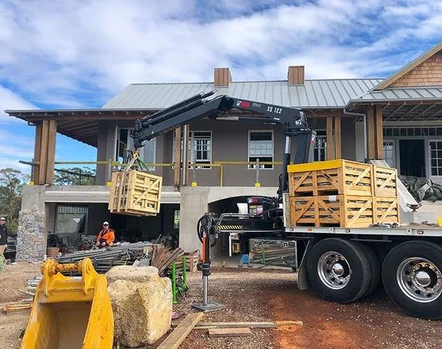 More Stone😀
@cadenceandco_ 
@ecooutdoor &bull;
&bull;
#Stonemade #Northernbeachesstonemason #Stonecladding #craneTruck