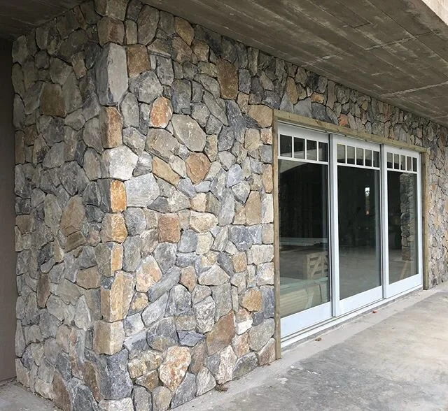 Getting There 😍
@cadenceandco_ 
@ecooutdoor &bull;
&bull;
#Stonemade #Stonecladding #Wamberal 
#Northernbeachesstonemason