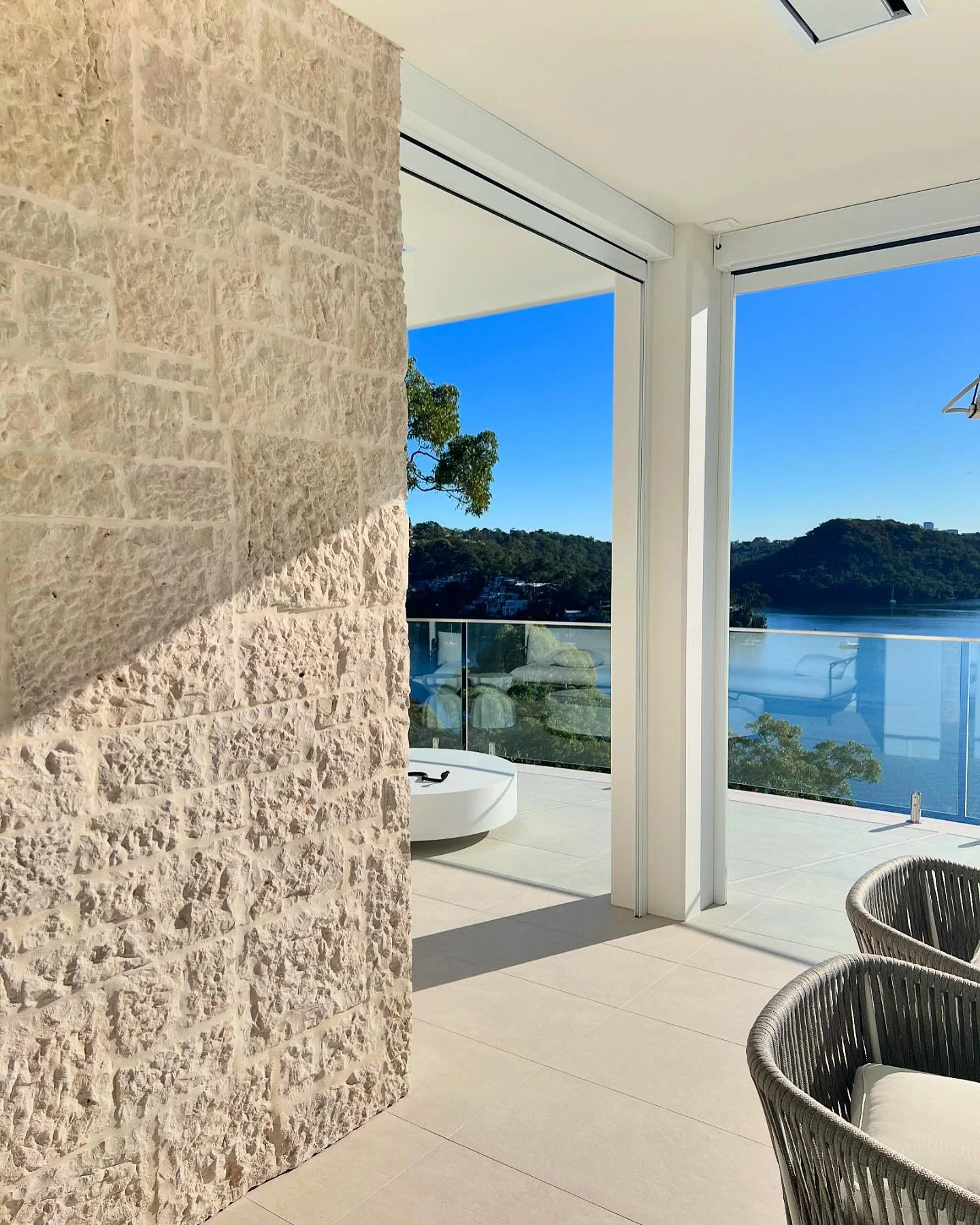 @snfconstructions 
@fedesign_interiors 
@actichem
@barefoot_living_manly 
@sgabalustrades 
&bull;
&bull; 
#Stonemade #northernbeachesstonemason #Stonecladding #CroationCreme #Limestonehouse