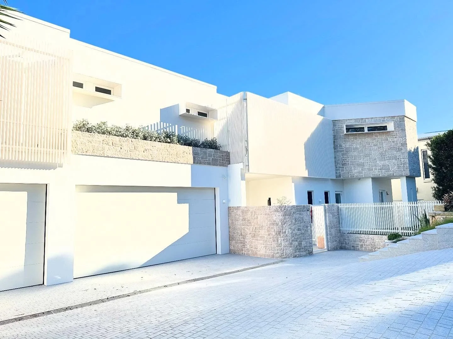 Seaforth project in all her glory..
@snfconstructions 
@fedesign_interiors 
@barefoot_living_manly 
@actichemau 
&bull;
&bull;
#Stonemade #Northernbeachesstonemason #Stonecladdingspecialists