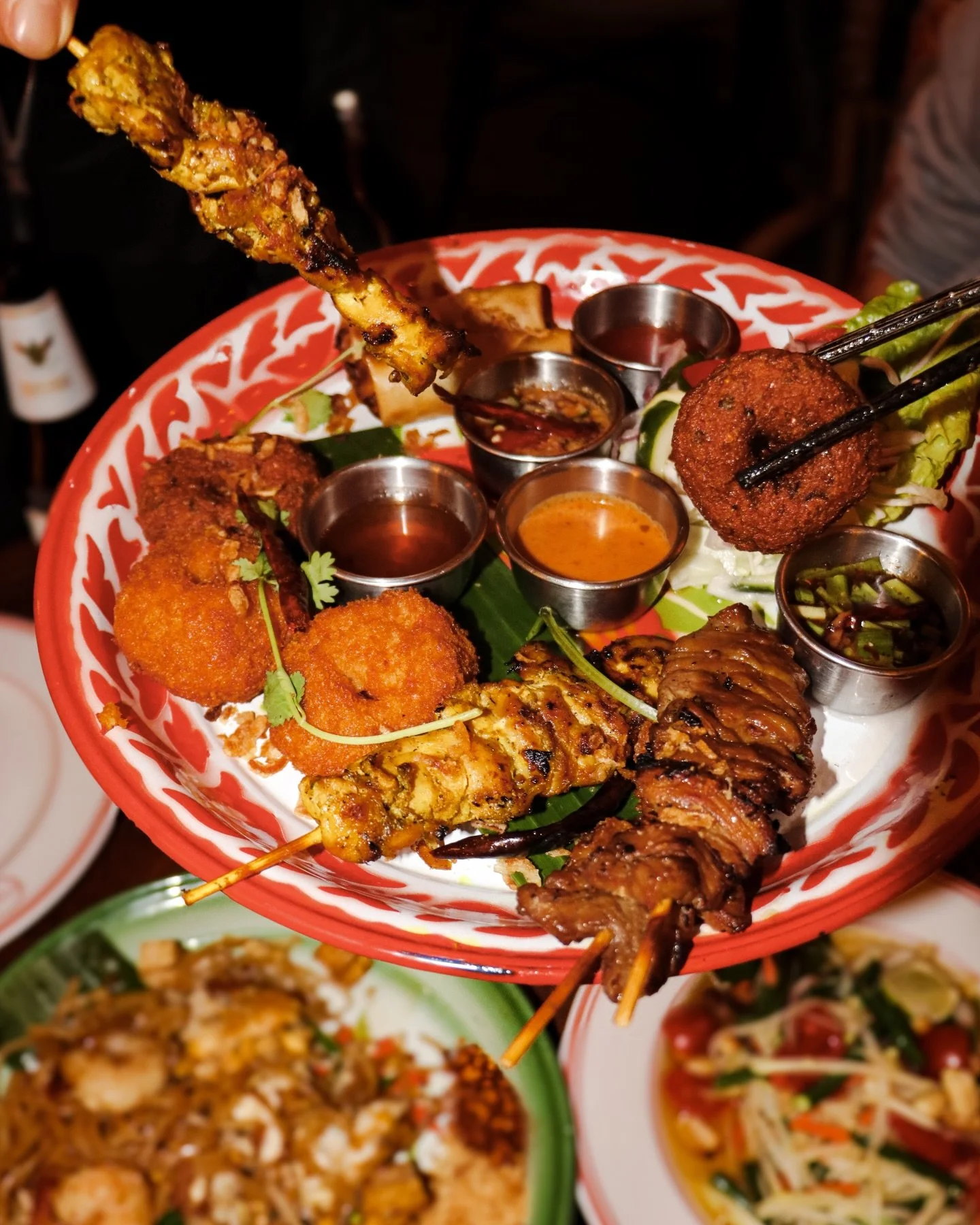 Chon Kaew! (Cheers!) 🍻
Here is the golden rule of a Happy Hour: never drink on an empty stomach. We&rsquo;ve got the ultimate fix with our Sharing Platter. One hand for your cocktail, one hand for a skewer. Whether you&rsquo;re craving the tender bi
