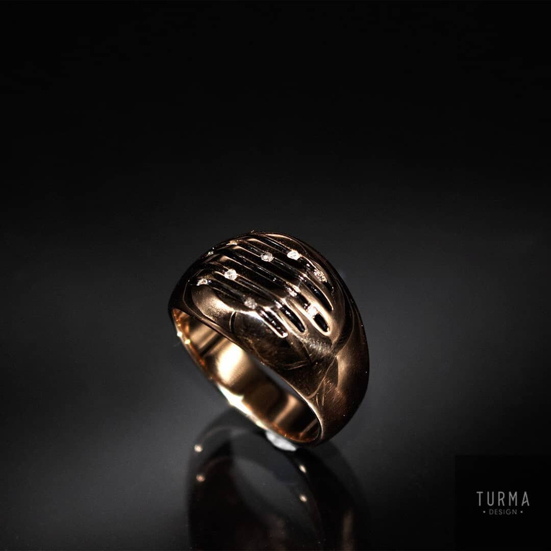 This custom made ring from customers inherited jewelry. Nice compo with cold, Diamonds and black Cape-enamel. 

#turma_desing #uniquedesign #uniquejewelry #gold #black #grim #grimjewelry #dark #darkjewelry #gothic #gothicjewelry #finejewelry #handmad