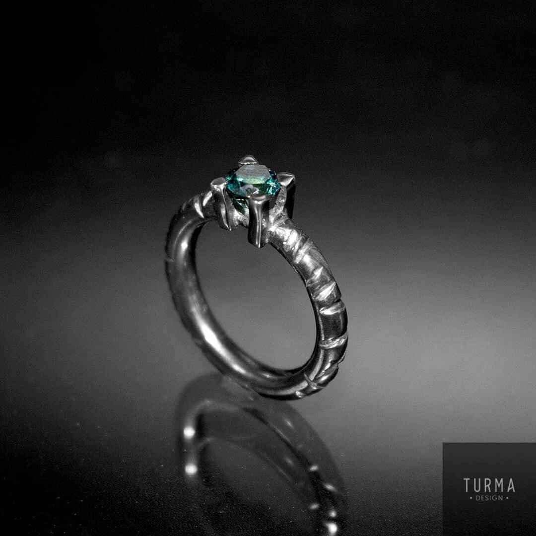 Unique DUNKELHEIT ring with bi-color Sapphire. DM for more info.

#turma_desing #uniquedesign #uniquejewelry #silver #blackenedsilver #black #grim #grimjewelry #dark #darkjewelry #gothic #gothicjewelry #finejewelry #handmade #ring #sapphirering #sapp