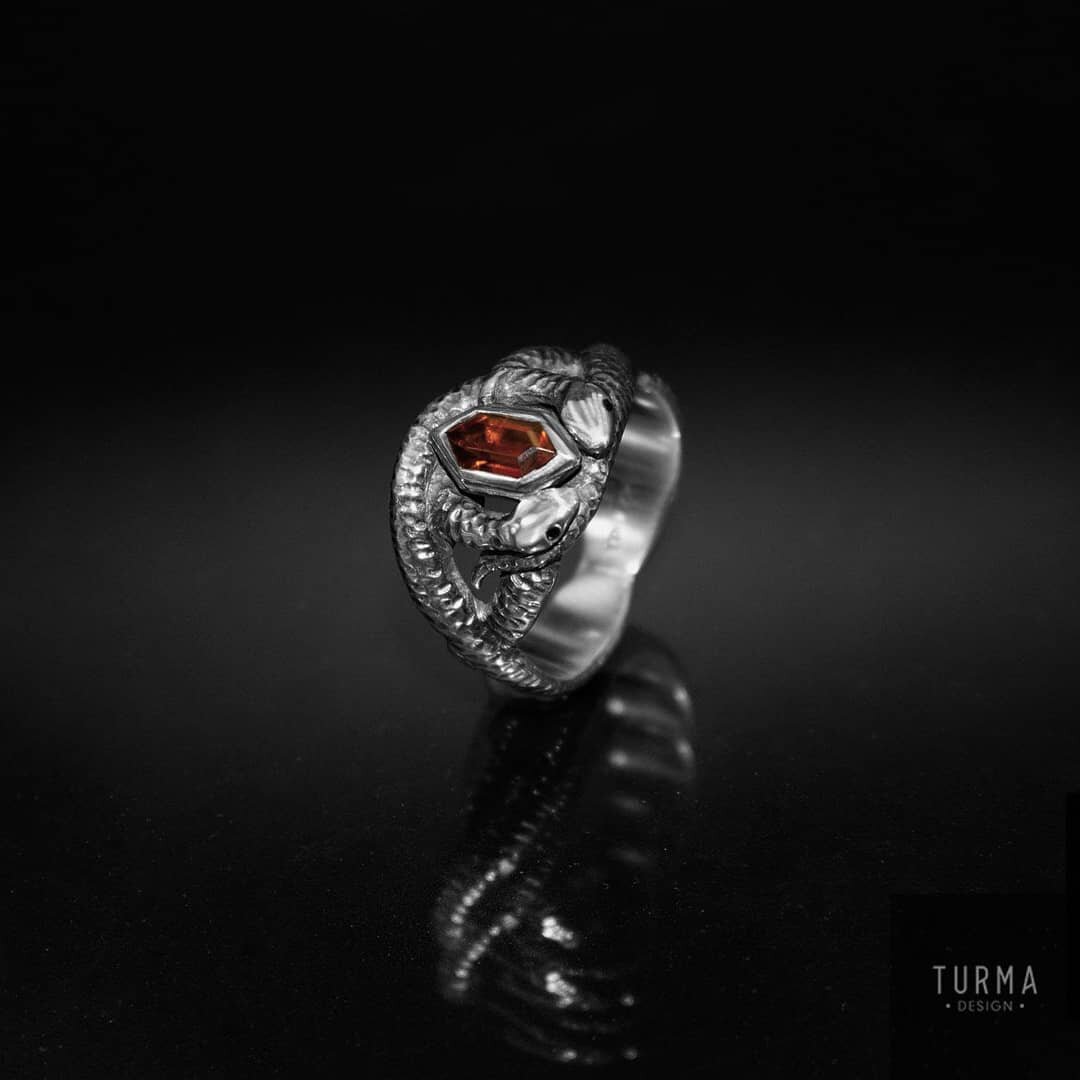 Ring inspired by the Lord of the Rings Ring of Barahir. Custom made, collaboration with @kultasepanliike_feeniks_

#silver #silverring #citrine #ringofBarahir #stonering #custommade #collaboration #turma_desing #uniquedesign #uniquejewelry #silver #b