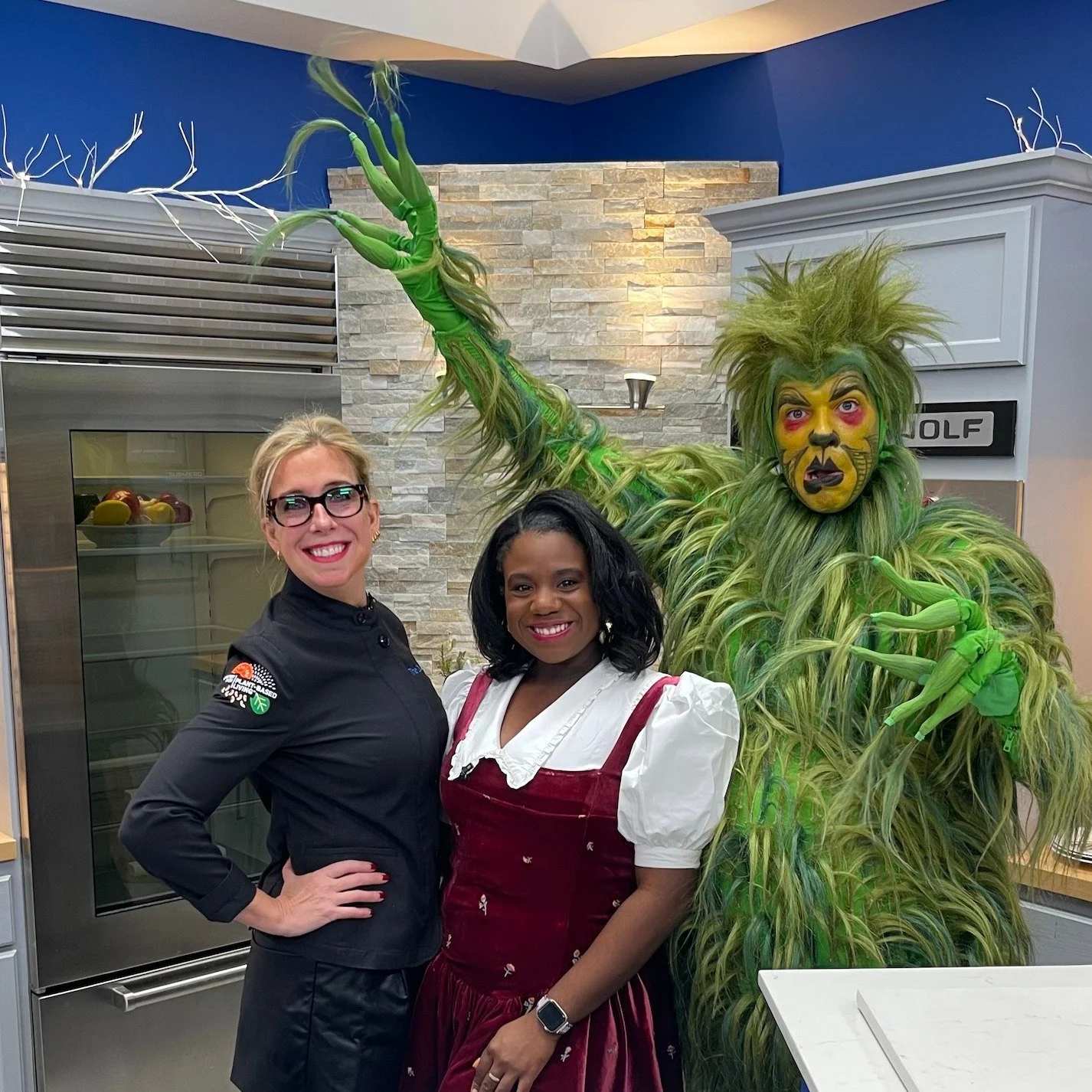 Chef and @grinchmovie in the house on @fox2now with @chelseahaynesondemand!

Get Chef's Who-Ville Hash here::
 1 large onion, chopped

  1 bell pepper, chopped (any color you have on hand)

  2 garlic cloves, minced

  2 cups cooked potatoes or sweet