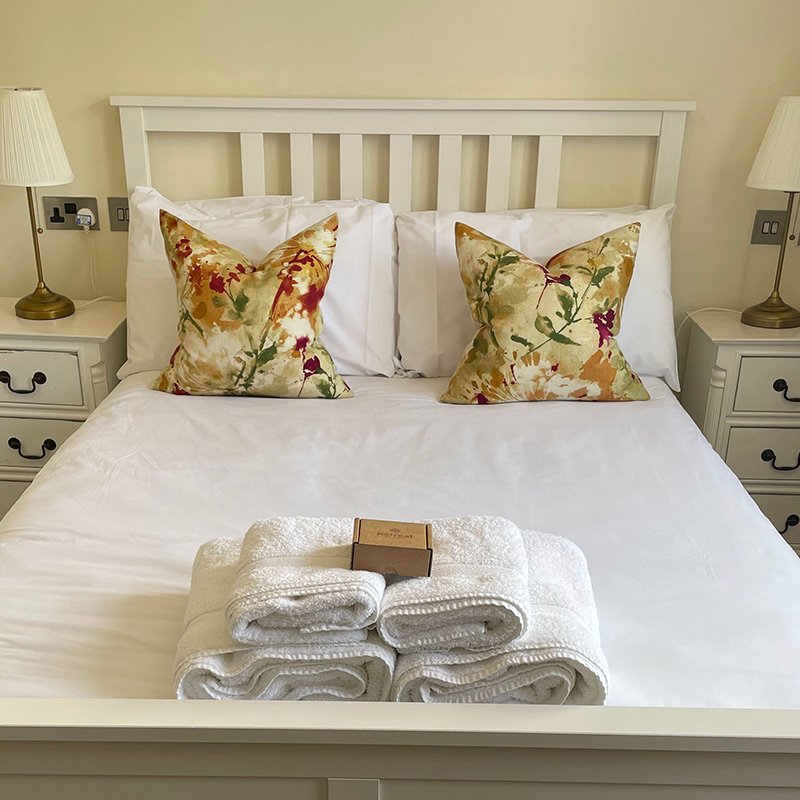 room 7 bed the retreat new forest.jpg
