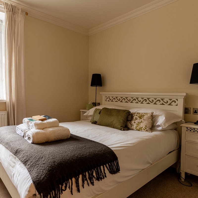 room 5 bed the retreat new forest.jpg