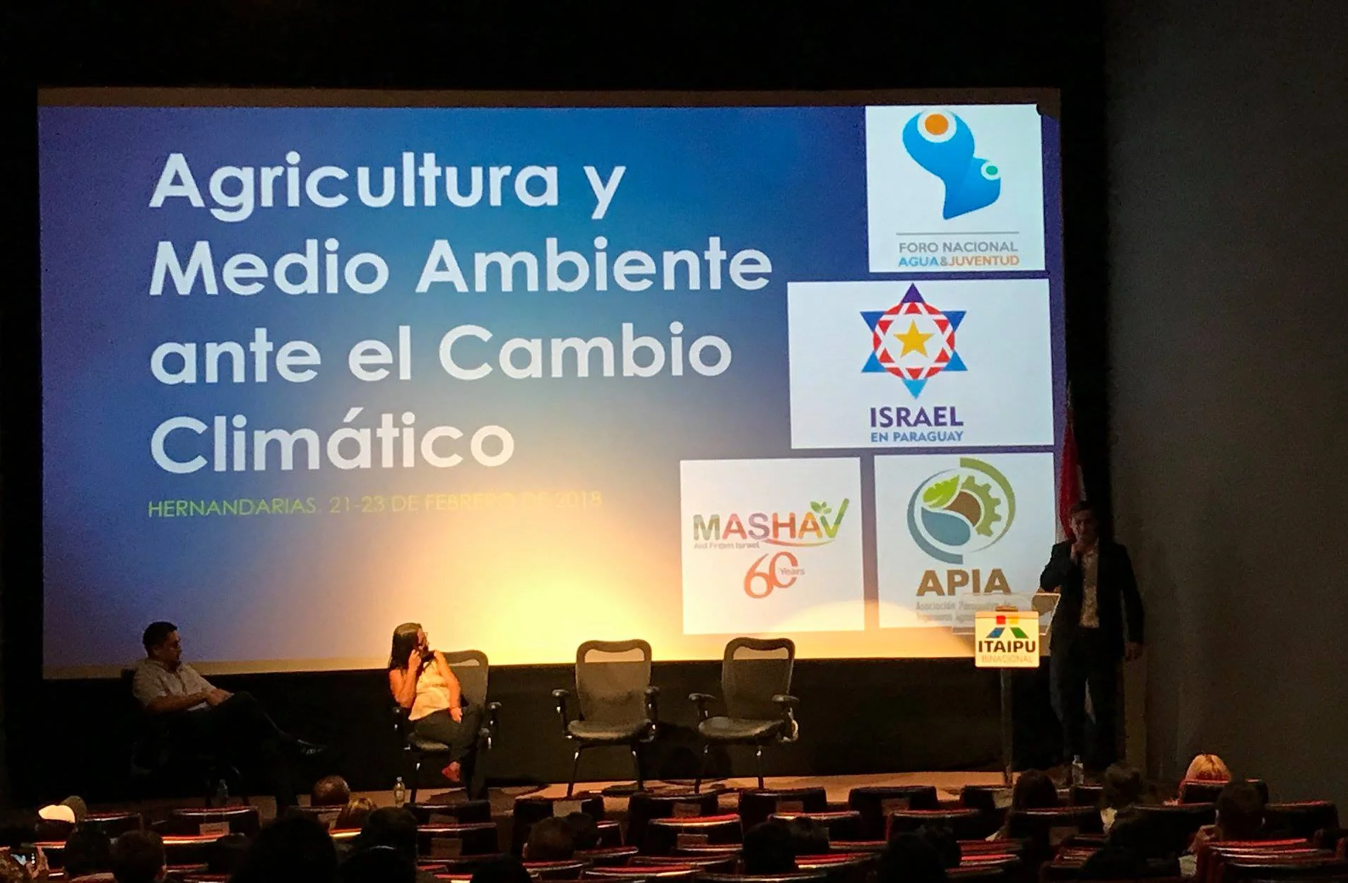 Febrero 2018: Participación en el I Foro Nacional Agua & Juventud y disertación con el tema Agricultura y Medio Ambiente ante el Cambio Climático, realizado en la Itaipú Binacional, Hernandarias – Paraguay. El contexto internacional nos alienta a unir esfuerzos entre los diversos sectores y disciplinas, respaldados en los Objetivos del Desarrollo Sostenible de la Agenda 2030, el Acuerdo de París sobre la lucha frente al Cambio Climático y en un contexto nacional el Plan de Desarrollo Nacional 2030 en sus ejes estratégicos: - Reducción de pobreza y desarrollo social: Líneas transversales - Ordenamiento desarrollo territorial y sostenibilidad ambiental - Inserción de Paraguay en el mundo: Líneas transversales - Sostenibilidad ambiental Los jóvenes representan cerca del 56% de la población que tiene menos de 30 años. Paraguay está pasando por una oportunidad única e irrepetible, denominada “bono demográfico”, en el que el porcentaje de población en edad de trabajar y producir es mucho mayor al porcentaje de población que es considerada dependiente (niños y niñas, adultos mayores). Sin embargo, para que esta etapa constituya una verdadera oportunidad, hoy deben tomarse las medidas que lo impulsen y aprovechen, puesto que la realidad nos desafía ante grandes déficits en educación, salud, empleo.