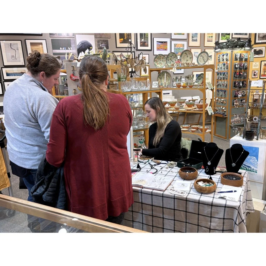 Many thanks to those who braved the cold and came to meet Waterbury jeweler 𝗥𝗮𝗰𝗵𝗮𝗲𝗹 𝗪𝗲𝗹𝗹𝘀  of @thistledownstudio_ during this month&rsquo;s 𝗠𝗼𝗻𝘁𝗽𝗲𝗹𝗶𝗲𝗿 𝗔𝗿𝘁 𝗪𝗮𝗹𝗸!

Visitors especially seemed to enjoy checking out her tools 