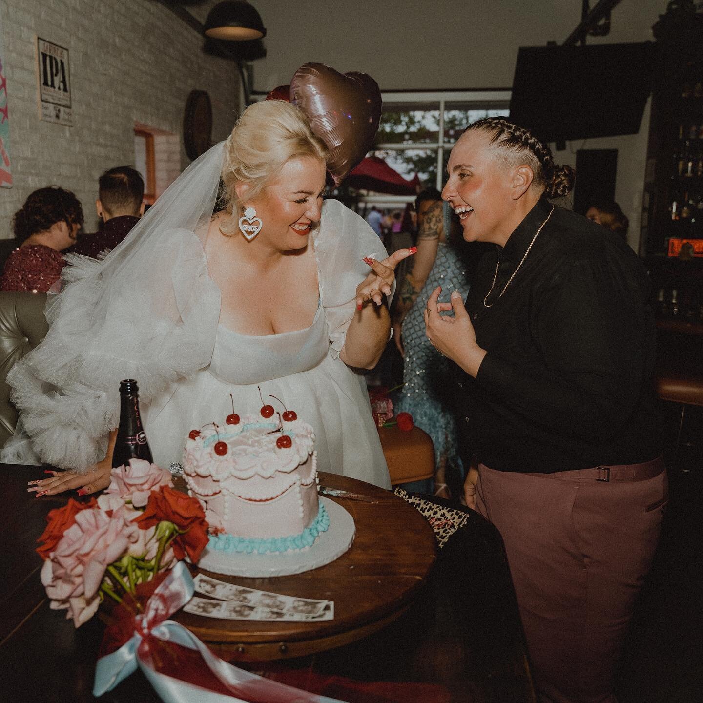 When the vibes are &lsquo;Anna Nicole Smith meets trashy vintage Vegas wedding&rsquo; 👌🏽😩💕✨

It was seriously so cool and super special getting to be a part of these two&rsquo;s wedding here in Vegas. Starting with an intimate ceremony @surething
