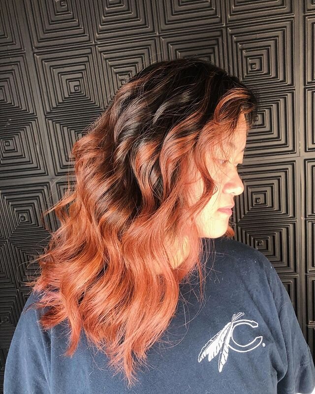 PEACHY KEEN!! 🍑✨ I love this balayage I did for Lindsey today &bull; toned with @paulmitchell 6VR+9R 🙇&zwj;♂️ &bull;
&bull;
&bull;
&bull;
&bull;
&bull;
&bull;
&bull;
&bull;
#peachy #peach  #red  #paulmitchellcolor #pulpriot #framar #coloredhair  #h