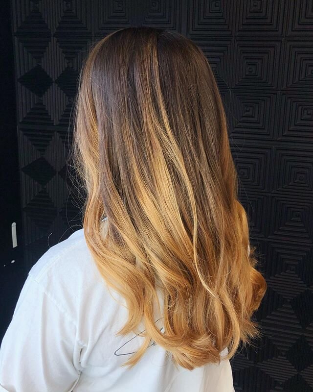 Hey Honey! 🍯
This sweet girl wanted to brighten up! We did an open air balayage and toned with @paulmitchell Demi 9N+9OR &bull;
&bull;
&bull;
&bull;
&bull;
&bull;
&bull;
&bull;
&bull;
#blondes #blonde #freshhair #prettyhair #olaplexlove #chapelhillh