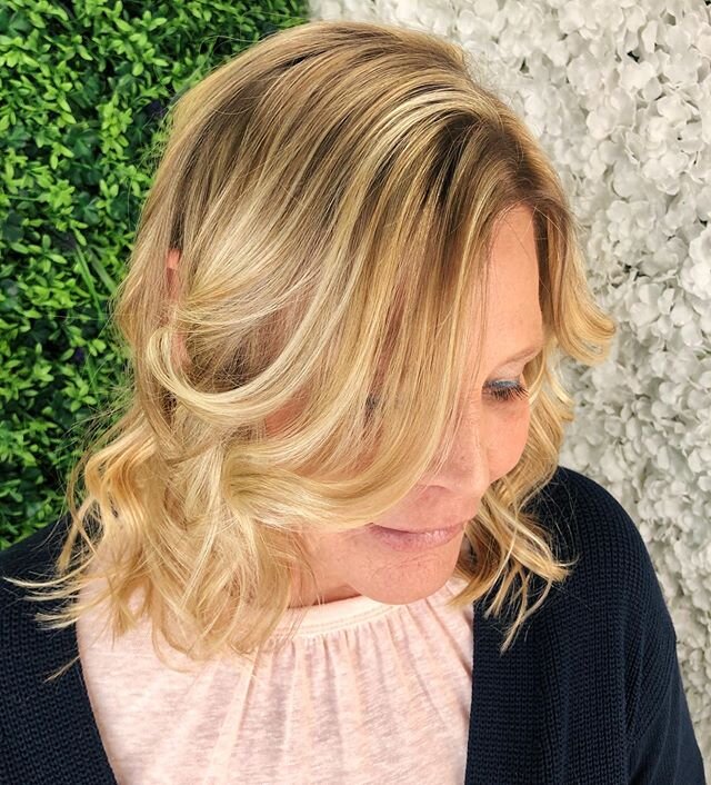 Partial highlight with a couple lowlights from a few weeks back 💛 &bull;
&bull;
&bull;
&bull;
&bull;
&bull;
&bull;
&bull;
&bull;
#blondes #blonde #freshhair #prettyhair #olaplexlove #chapelhillhair #behindthechair #modernsalon #hairlove #btcpics #fr