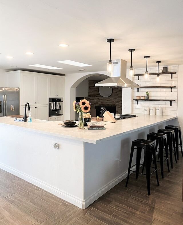 Happy Friday! We are all in for the black, white and wood combo in this beautiful kitchen we recently remodeled in Vista. Double tap if you are too! 🖤⁠
📷 + interior design: @lizreamstylist ⁠
...⁠
#mooreconstructionsd #mooregrannyflats #northsandieg