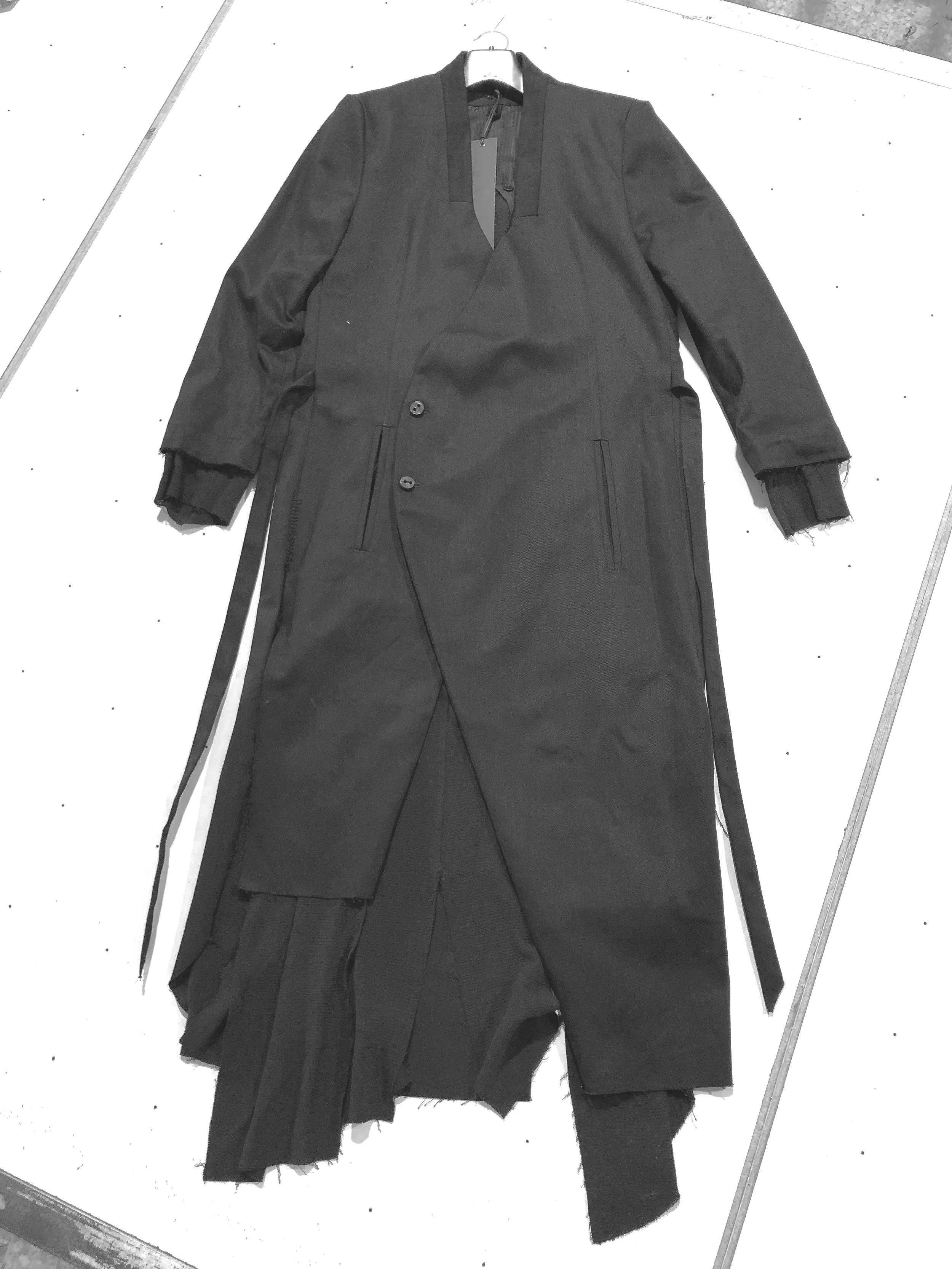LLSS19M-CO02-C+%28Cotton%29-+SPLIT-TRENCH-COAT-BLACK-01.jpg