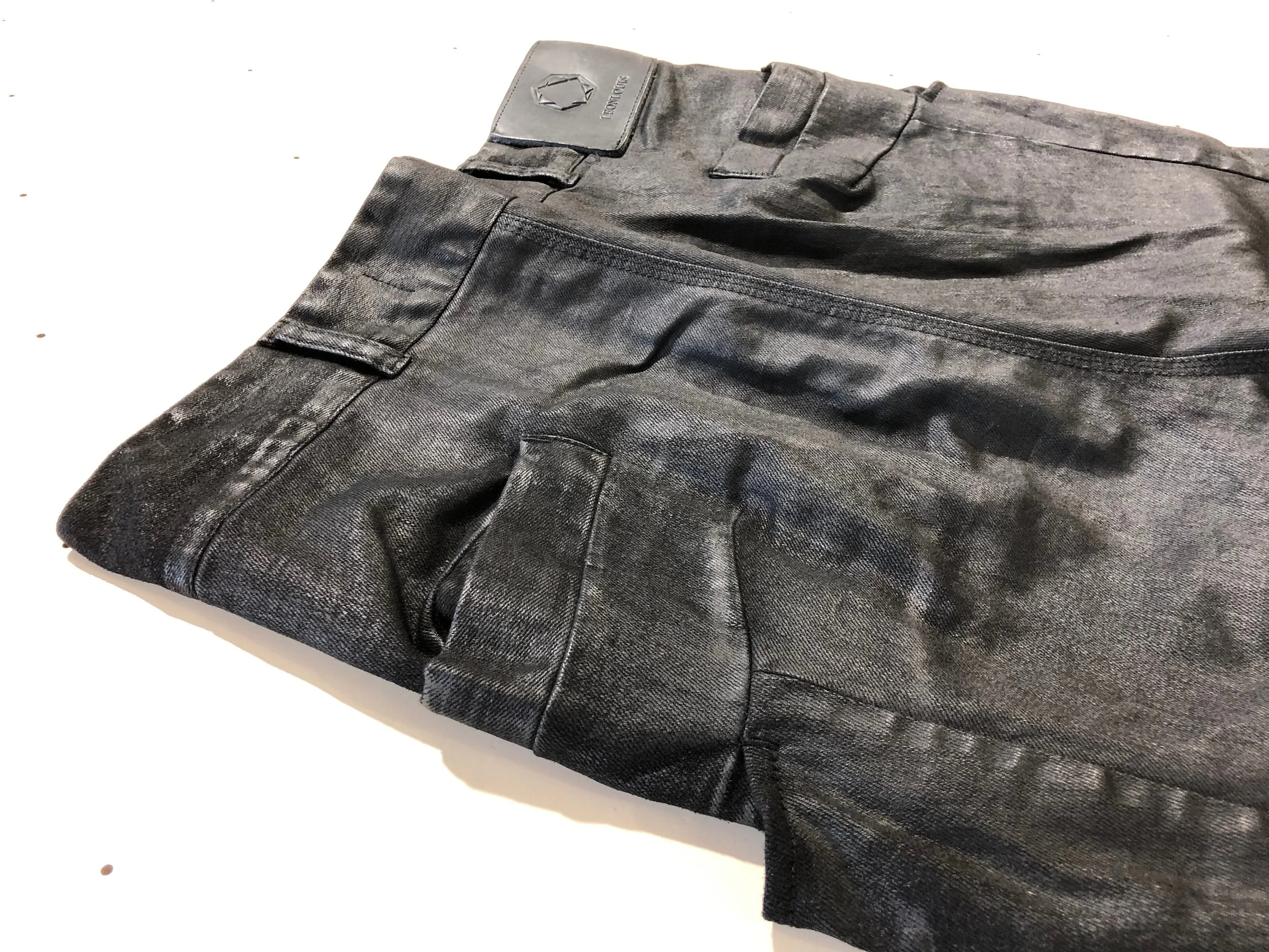 LLSS19M-JE02-Shaped-Line-Jeans-Black-Waxed-14.jpeg