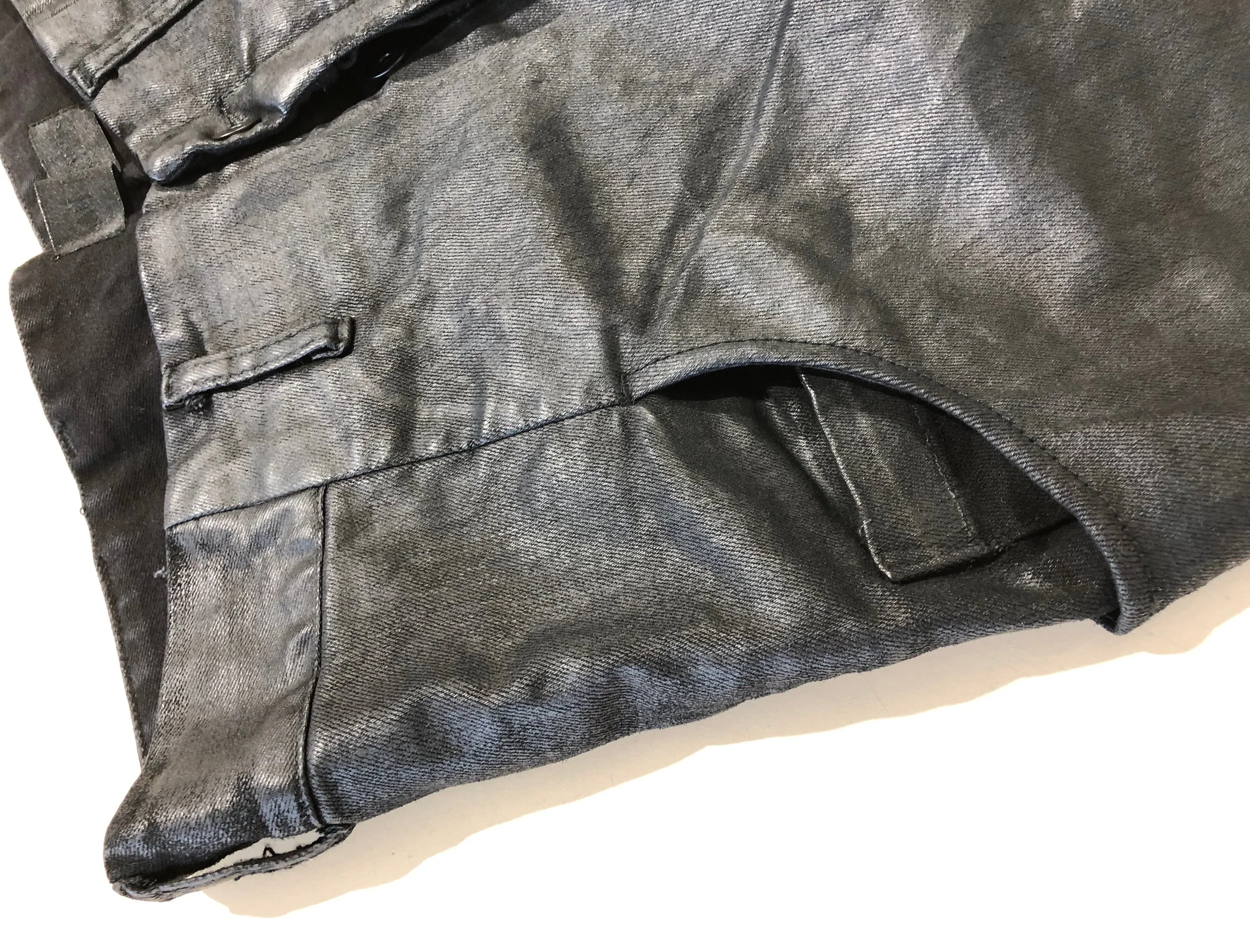 LLSS19M-JE02-Shaped-Line-Jeans-Black-Waxed-08.jpeg